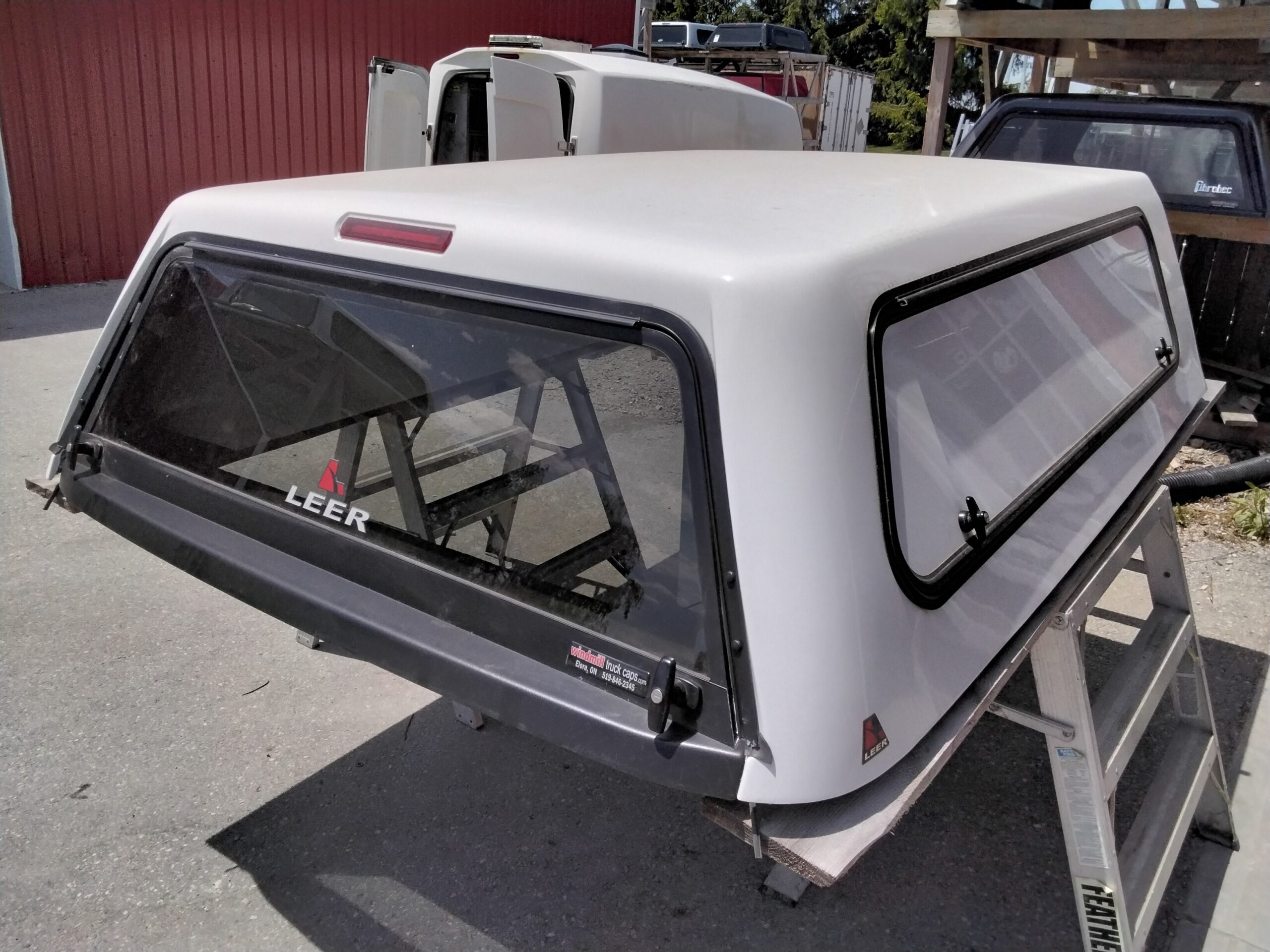 2020 - 2026 Chevrolet Silverado HD 2500/3500 6'9 GAZ Summit White Leer100S Truck Cap 2 2020 - 2026 Chevrolet Silverado HD 2500/3500 6'9 GAZ Summit White Leer100S Truck Cap - Image 2