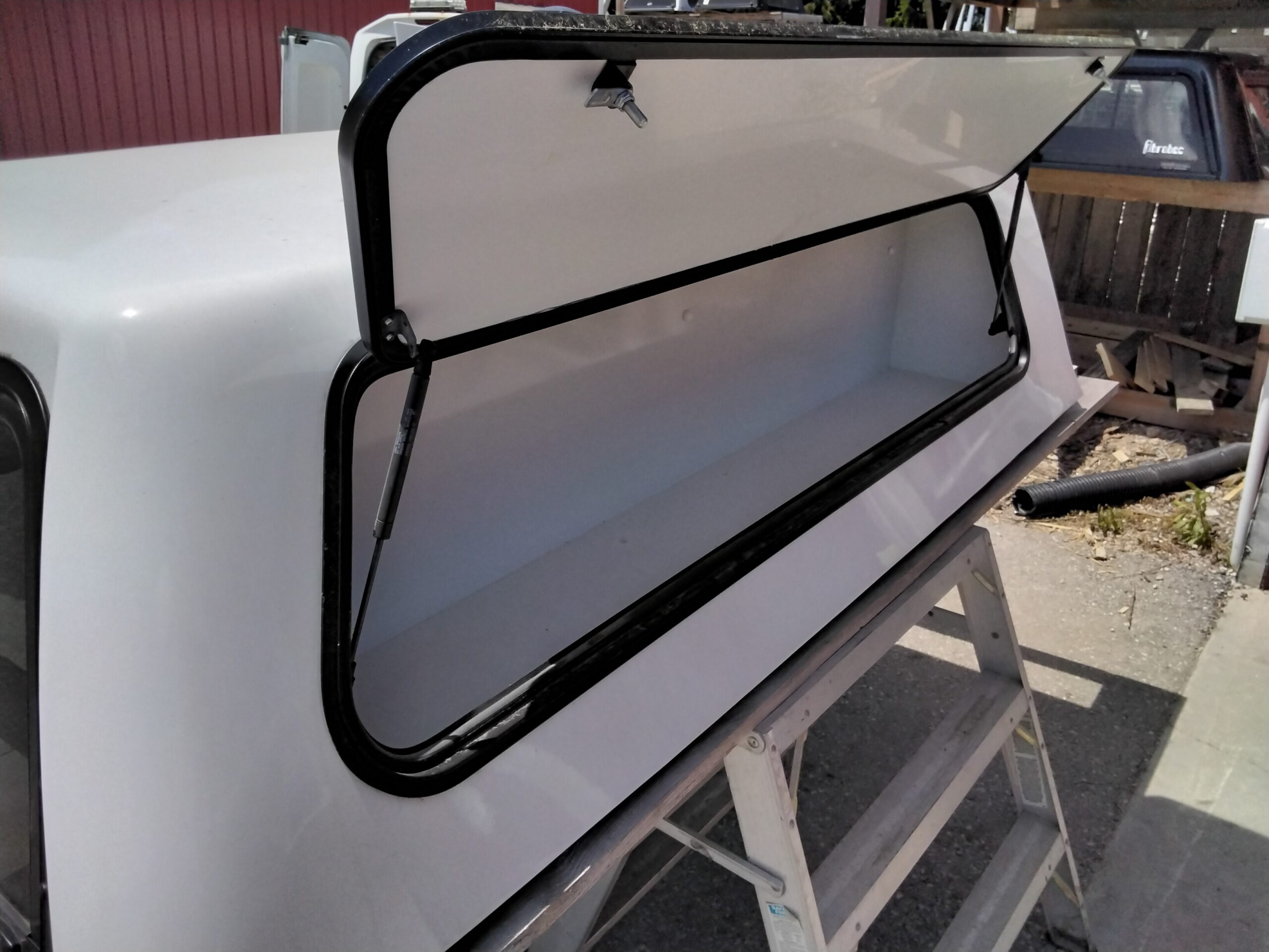 2020 - 2026 Chevrolet Silverado HD 2500/3500 6'9 GAZ Summit White Leer100S Truck Cap 4 2020 - 2026 Chevrolet Silverado HD 2500/3500 6'9 GAZ Summit White Leer100S Truck Cap - Image 4
