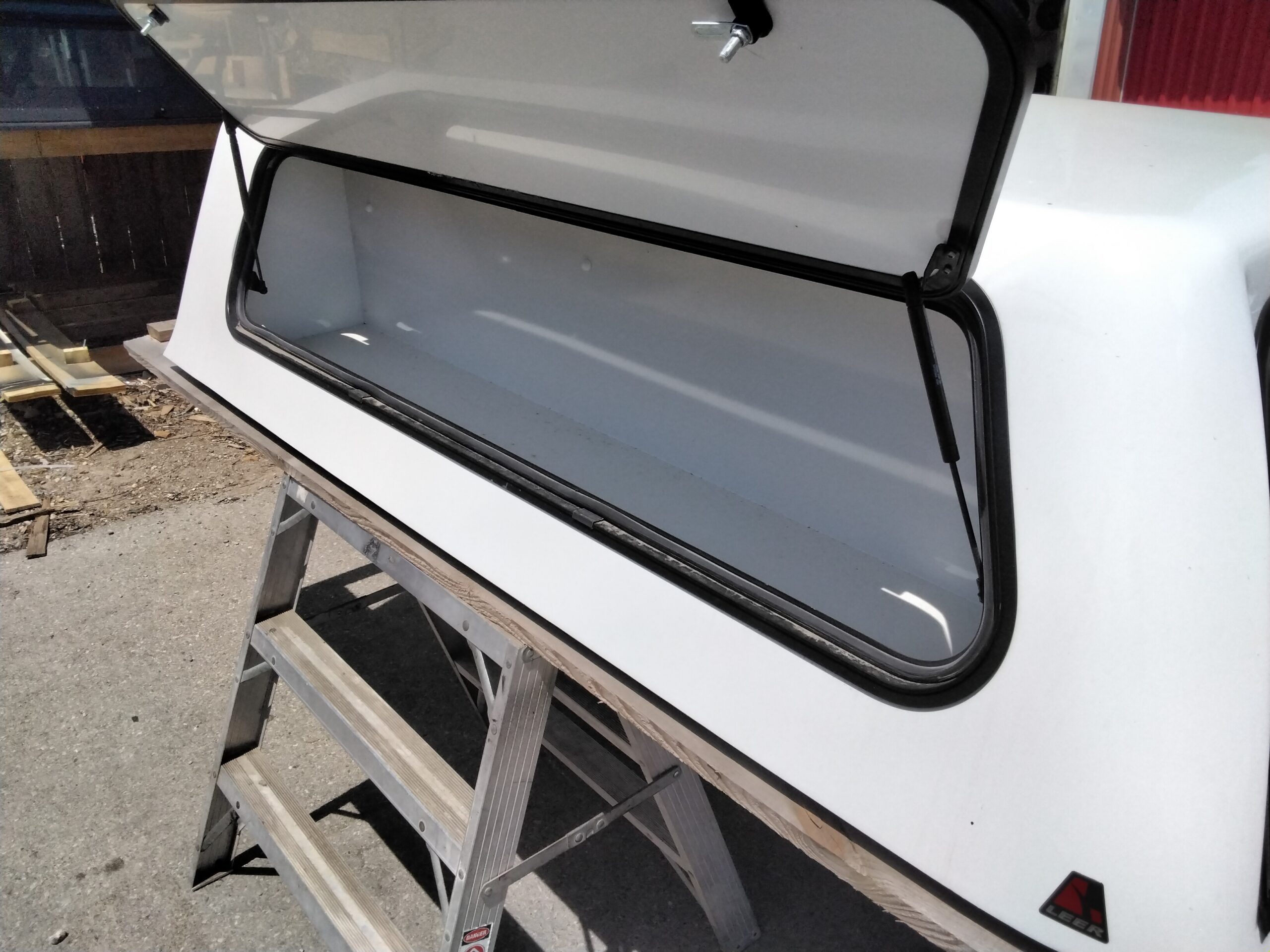 2020 - 2026 Chevrolet Silverado HD 2500/3500 6'9 GAZ Summit White Leer100S Truck Cap 5 2020 - 2026 Chevrolet Silverado HD 2500/3500 6'9 GAZ Summit White Leer100S Truck Cap - Image 5
