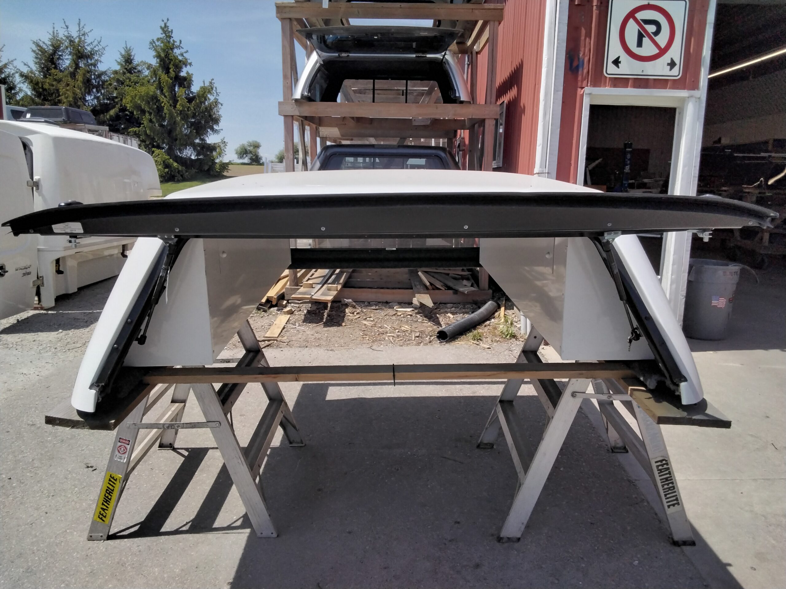 2020 - 2026 Chevrolet Silverado HD 2500/3500 6'9 GAZ White Leer100S Truck Cap 3 2020 - 2026 Chevrolet Silverado HD 2500/3500 6'9 GAZ White Leer100S Truck Cap - Image 3