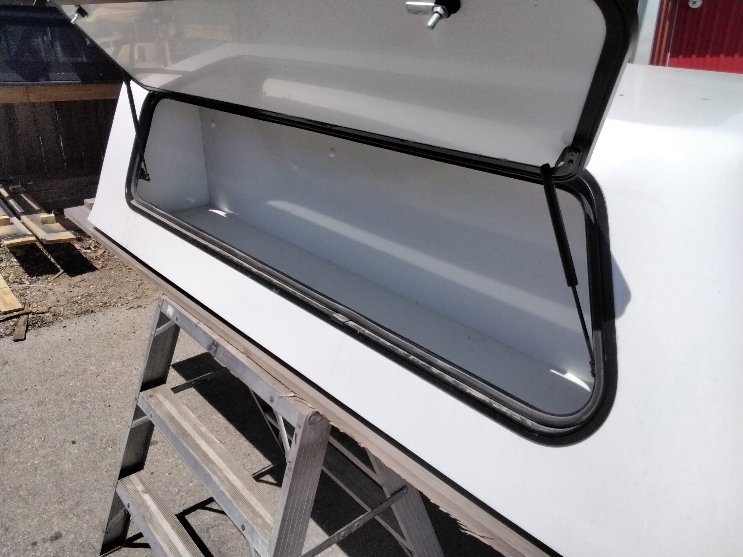 2020 - 2026 Chevrolet Silverado HD 2500/3500 6'9 GAZ White Leer100S Truck Cap 4 2020 - 2026 Chevrolet Silverado HD 2500/3500 6'9 GAZ White Leer100S Truck Cap - Image 4