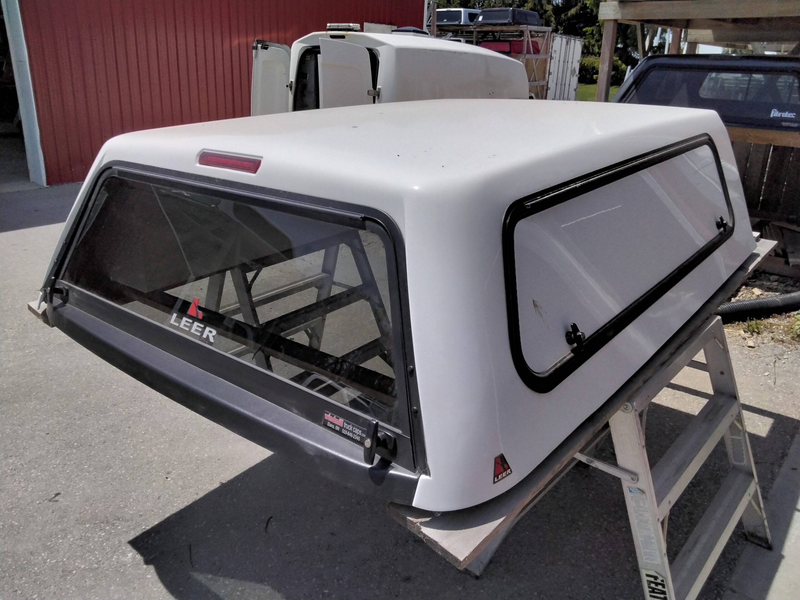2020 - 2026 Chevrolet Silverado HD 2500/3500 6'9 GAZ White Leer100S Truck Cap 2 2020 - 2026 Chevrolet Silverado HD 2500/3500 6'9 GAZ White Leer100S Truck Cap - Image 2