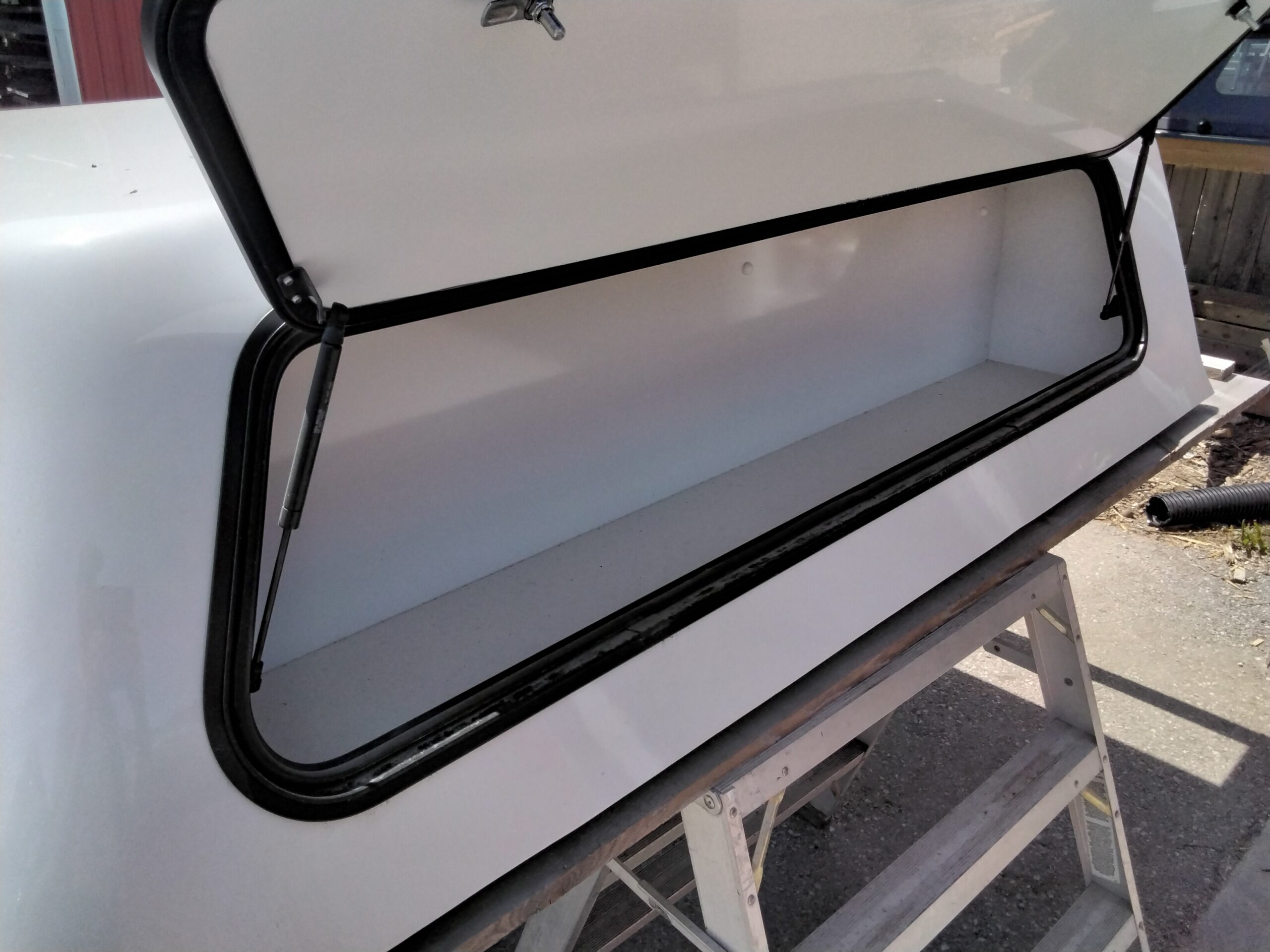 2020 - 2026 Chevrolet Silverado HD 2500/3500 6'9 GAZ White Leer100S Truck Cap 5 2020 - 2026 Chevrolet Silverado HD 2500/3500 6'9 GAZ White Leer100S Truck Cap - Image 5