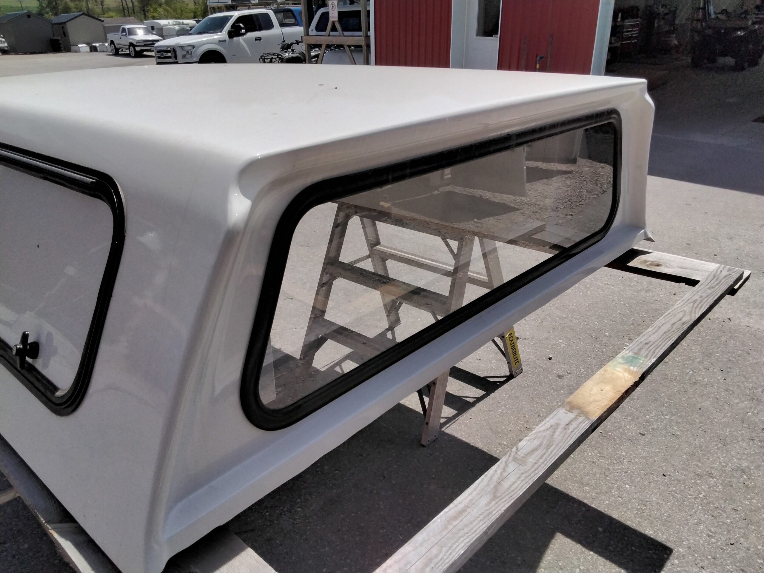 2020 - 2026 Chevrolet Silverado HD 2500/3500 6'9 GAZ White Leer100S Truck Cap 6 2020 - 2026 Chevrolet Silverado HD 2500/3500 6'9 GAZ White Leer100S Truck Cap - Image 6