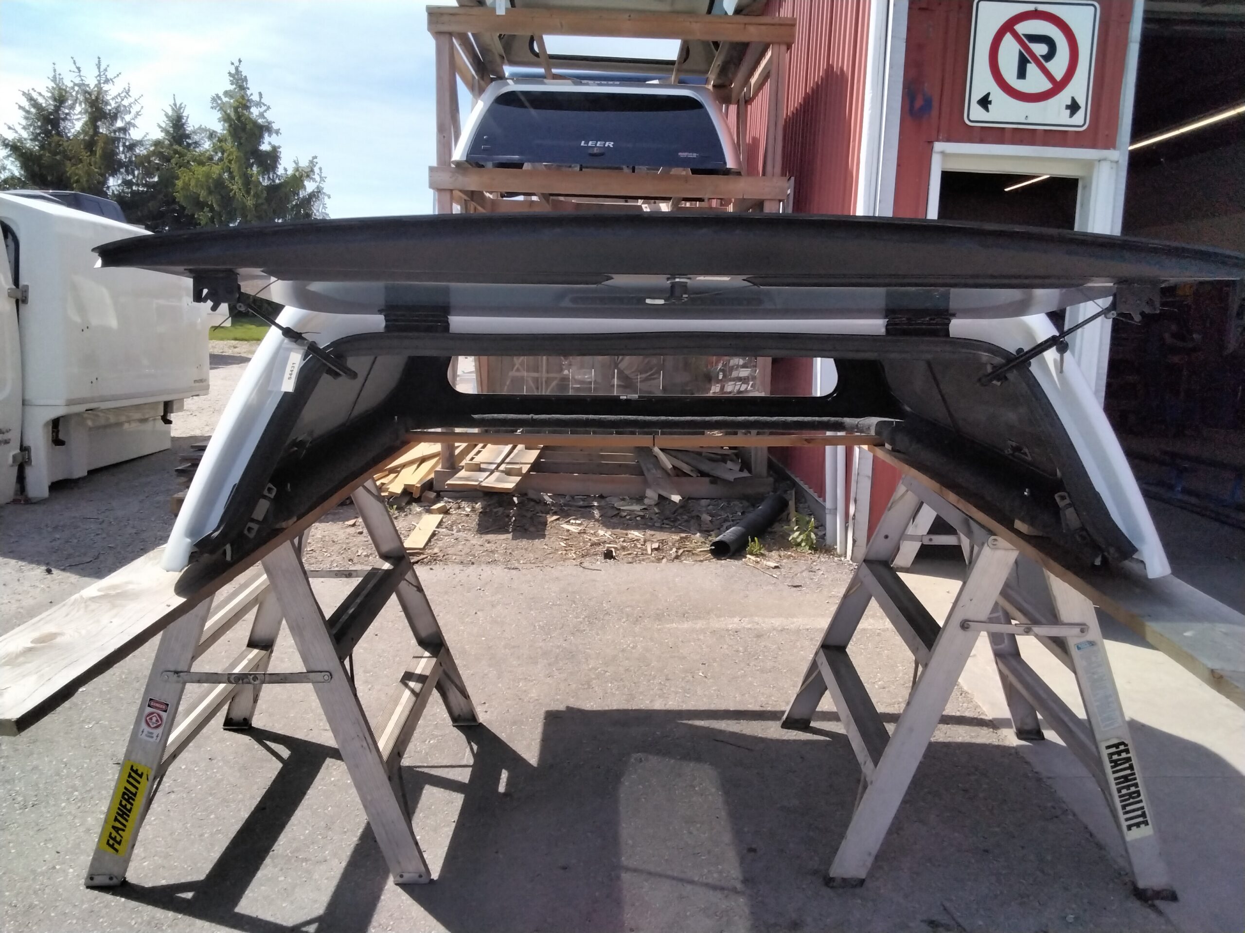2019 - 2026 Chevrolet Silverado 1500 5'8 G1W Abalone White Leer100XQ Truck Cap 3 2019 - 2026 Chevrolet Silverado 1500 5'8 G1W Abalone White Leer100XQ Truck Cap - Image 3