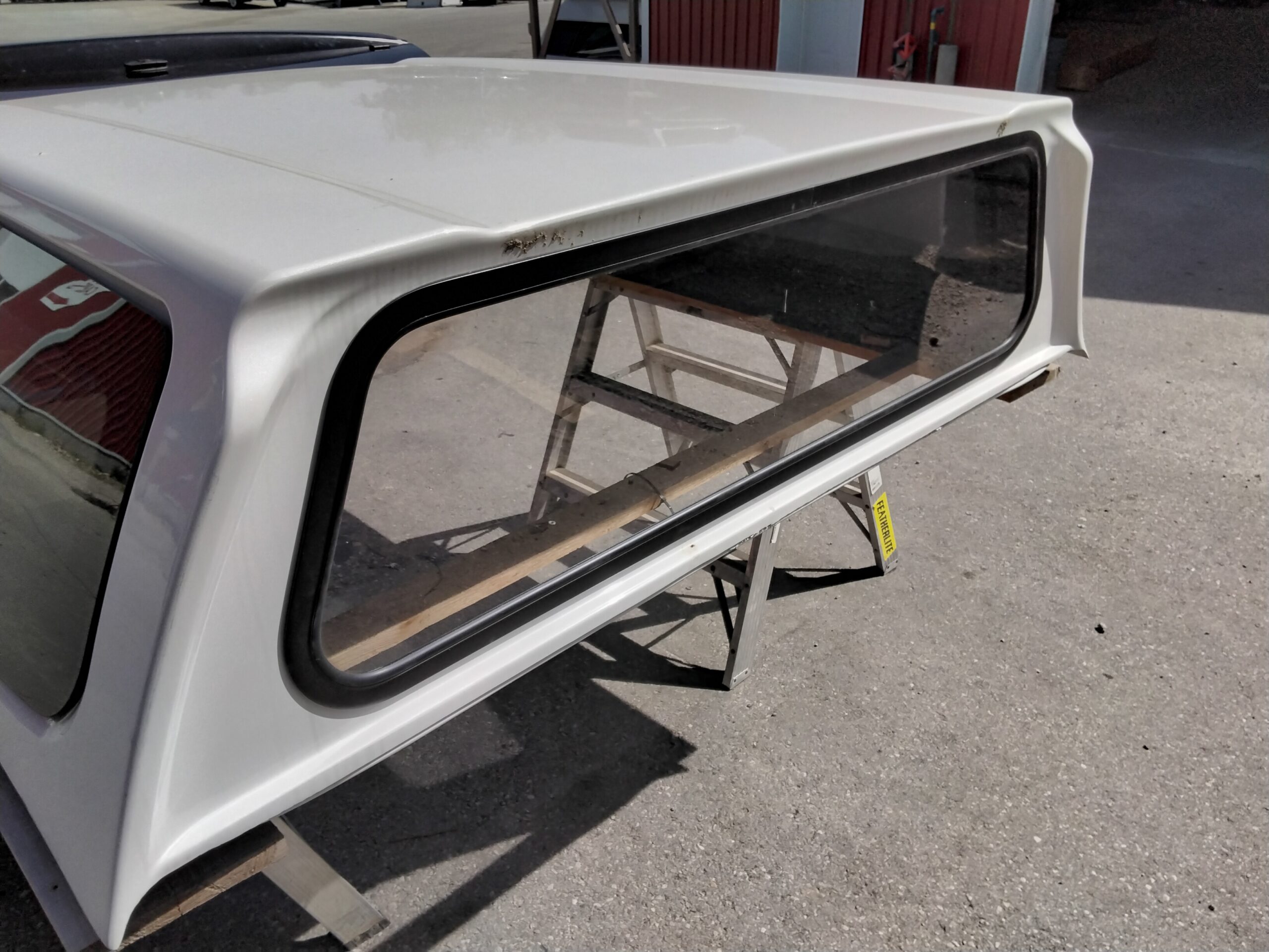 2019 - 2026 Chevrolet Silverado 1500 5'8 G1W Abalone White Leer100XQ Truck Cap 4 2019 - 2026 Chevrolet Silverado 1500 5'8 G1W Abalone White Leer100XQ Truck Cap - Image 4