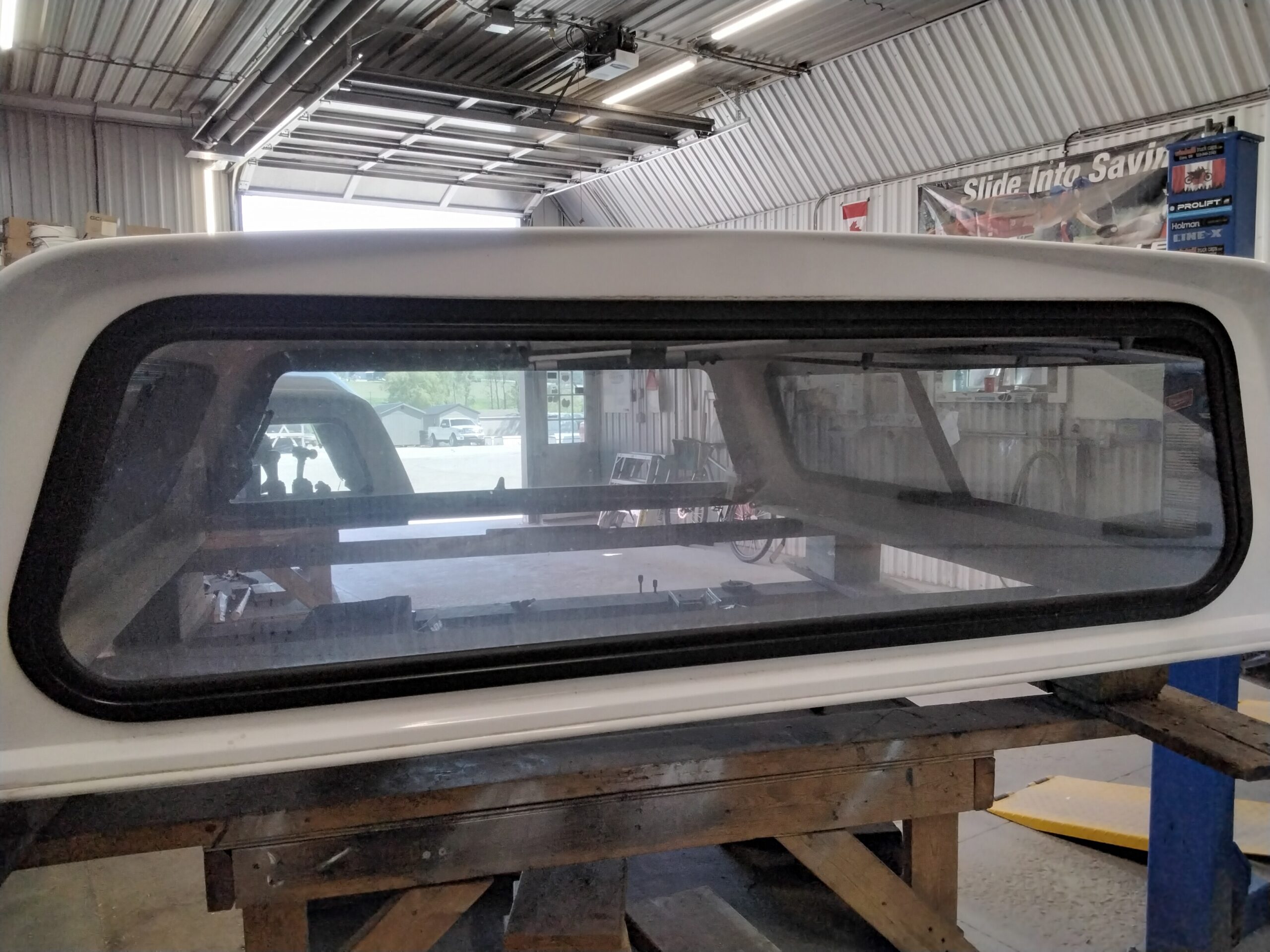 GMC Sierra 5'7 CREW Cab 50 Olympic White ARE Truck Cap 4 GMC Sierra 5'7 CREW Cab 50 Olympic White ARE Truck Cap - Image 4