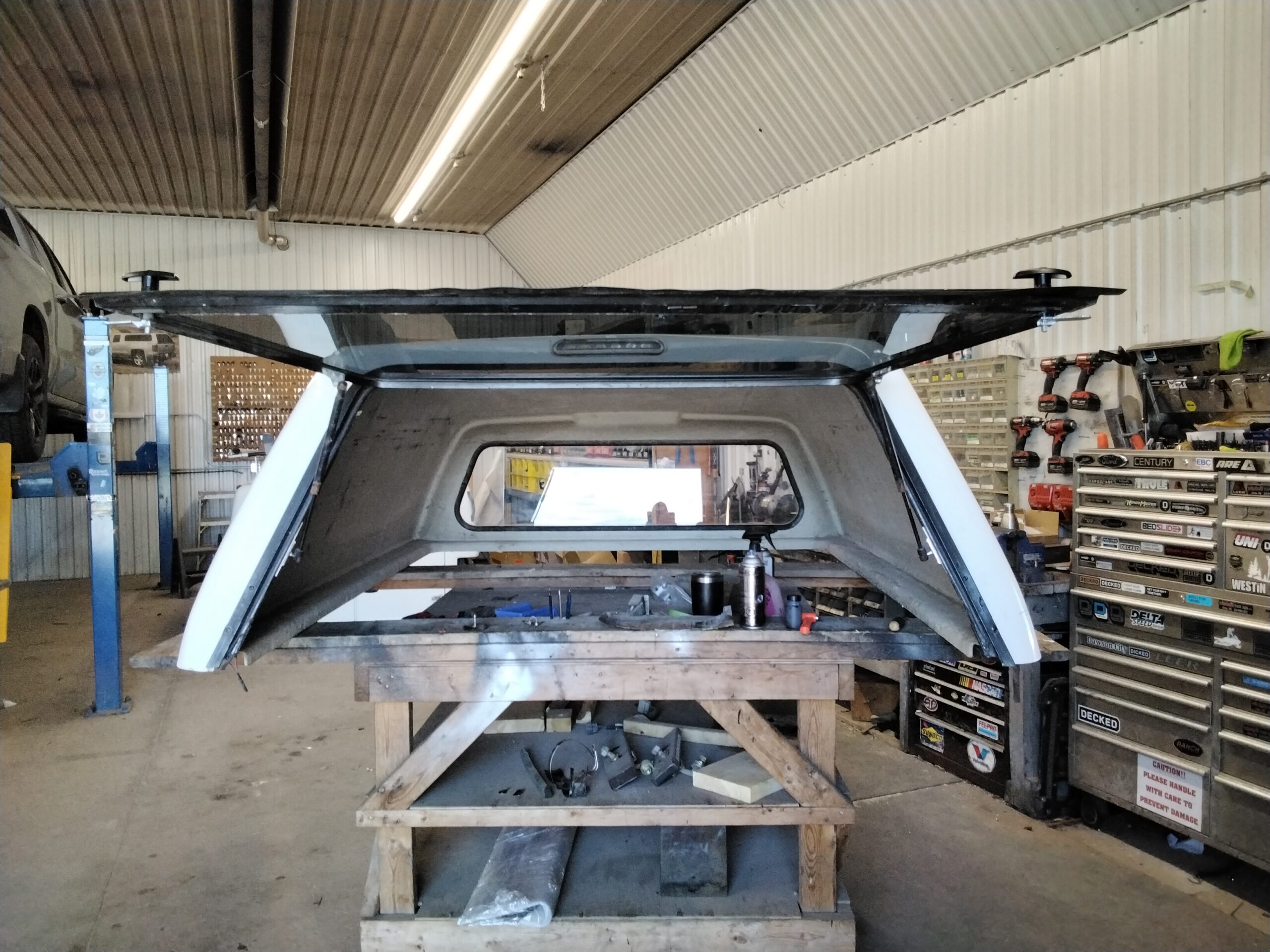 GMC Sierra 6'6 50 Olympic White Raider High Rise Truck Cap 3 GMC Sierra 6'6 50 Olympic White Raider High Rise Truck Cap - Image 3
