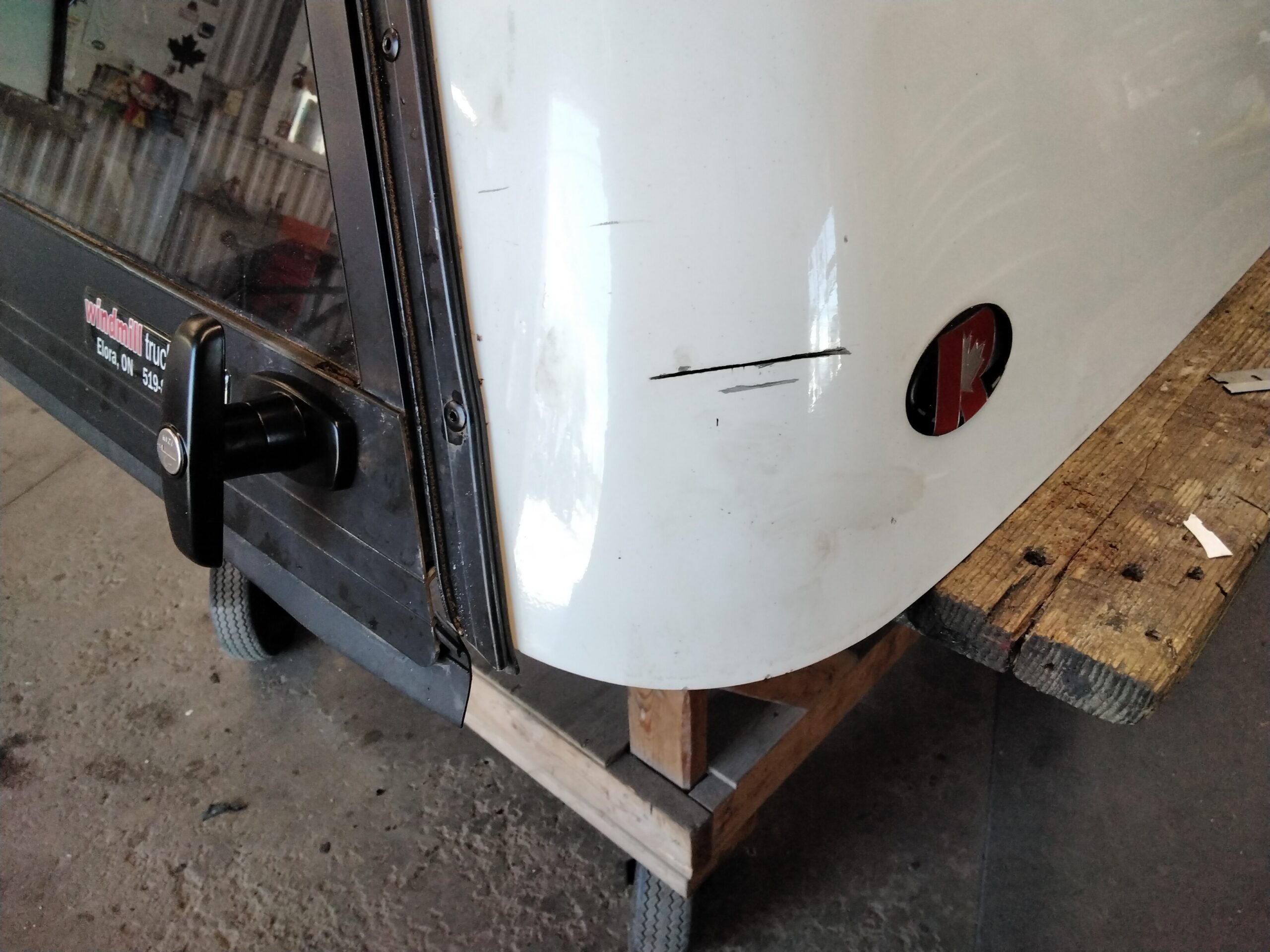 GMC Sierra 6'6 50 Olympic White Raider High Rise Truck Cap 14 GMC Sierra 6'6 50 Olympic White Raider High Rise Truck Cap - Image 14