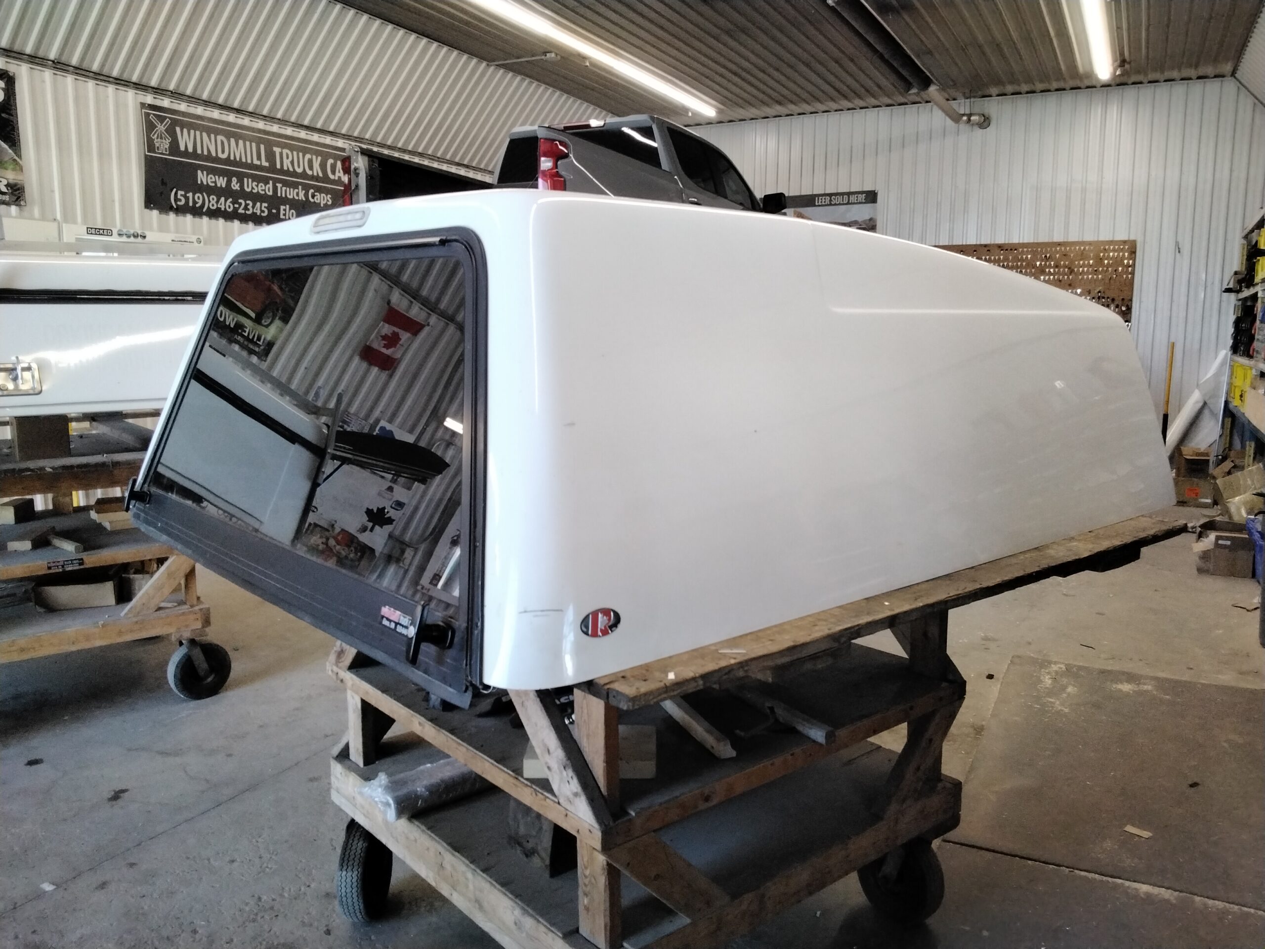 GMC Sierra 6'6 50 Olympic White Raider High Rise Truck Cap 2 GMC Sierra 6'6 50 Olympic White Raider High Rise Truck Cap - Image 2