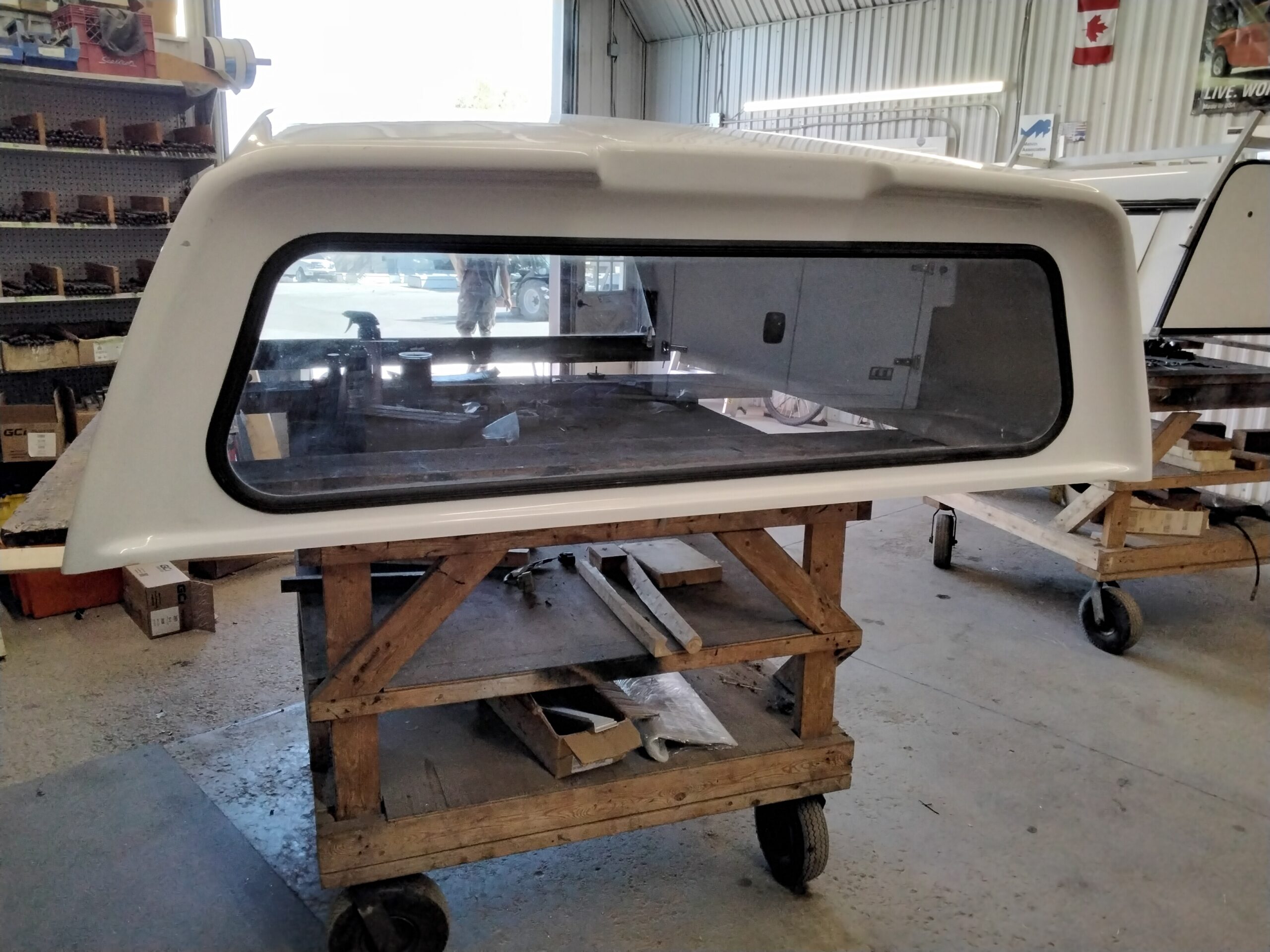 GMC Sierra 6'6 50 Olympic White Raider High Rise Truck Cap 4 GMC Sierra 6'6 50 Olympic White Raider High Rise Truck Cap - Image 4