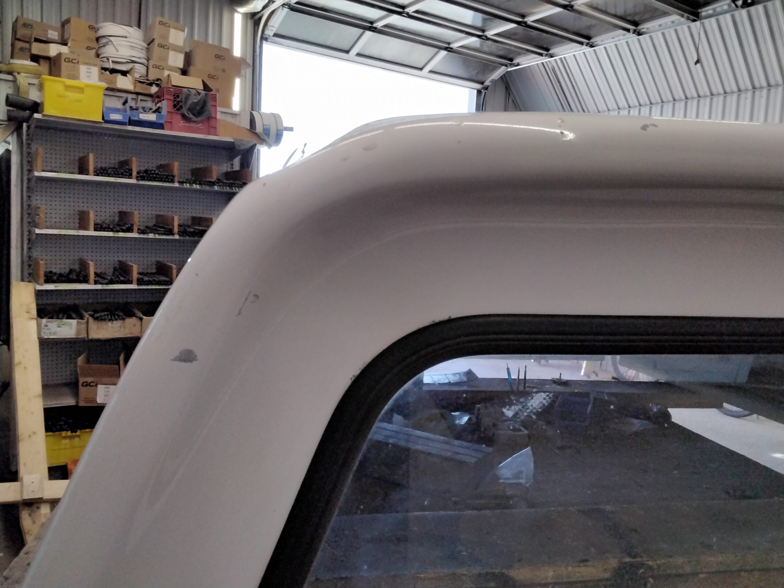 GMC Sierra 6'6 50 Olympic White Raider High Rise Truck Cap 5 GMC Sierra 6'6 50 Olympic White Raider High Rise Truck Cap - Image 5