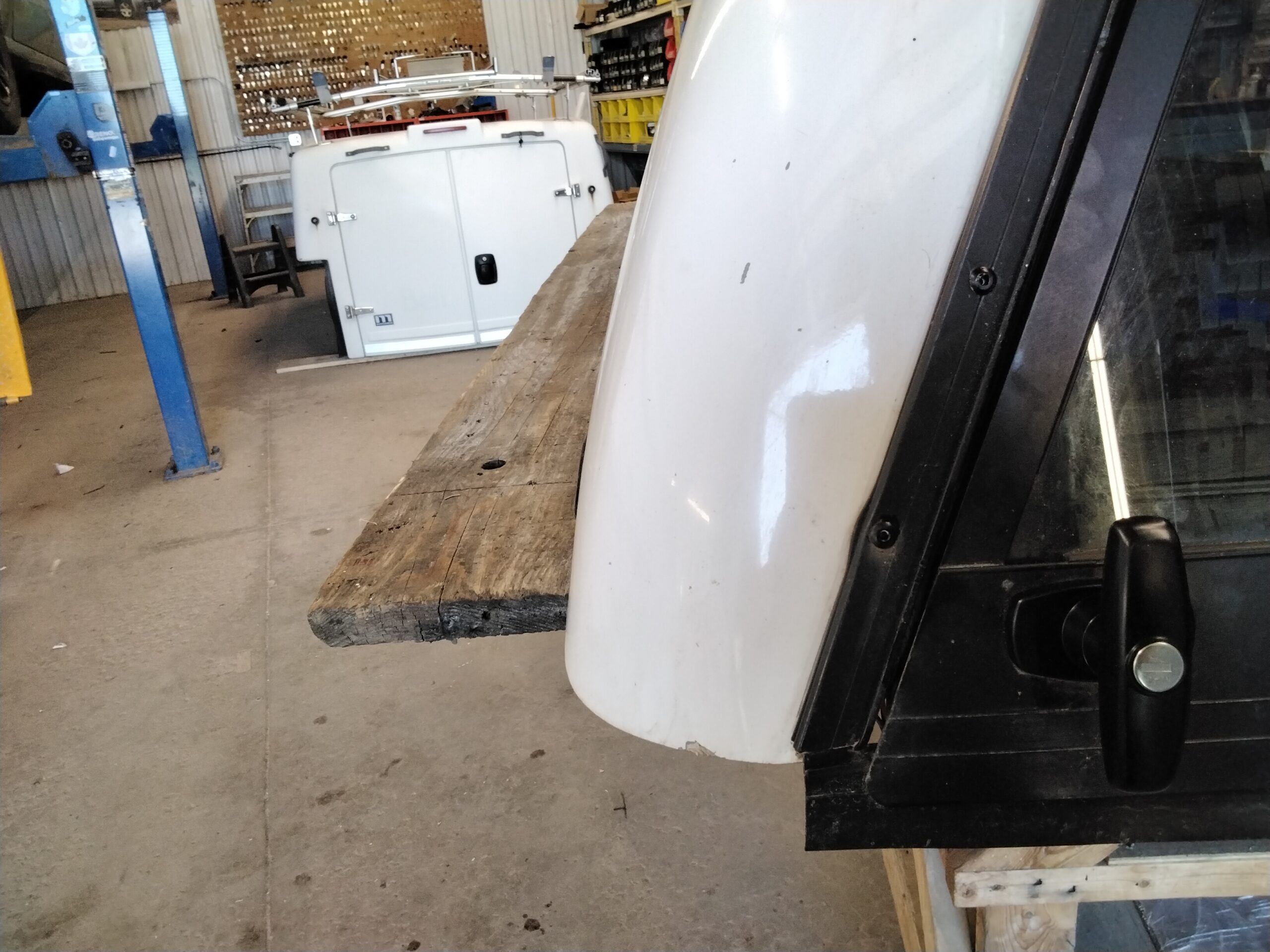 GMC Sierra 6'6 50 Olympic White Raider High Rise Truck Cap 9 GMC Sierra 6'6 50 Olympic White Raider High Rise Truck Cap - Image 9
