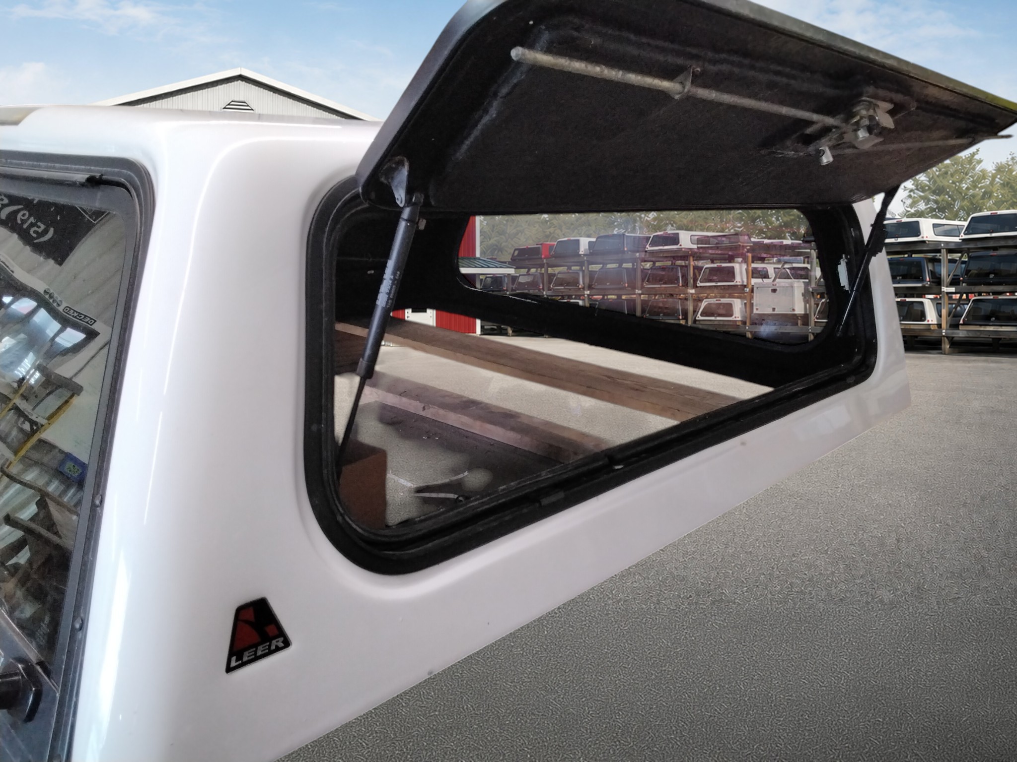 2004 - 2012 Chevrolet Colorado or GMC Canyon 5'2 50 Olympic White Leer100RCC Truck Cap 4 2004 - 2012 Chevrolet Colorado or GMC Canyon 5'2 50 Olympic White Leer100RCC Truck Cap - Image 4