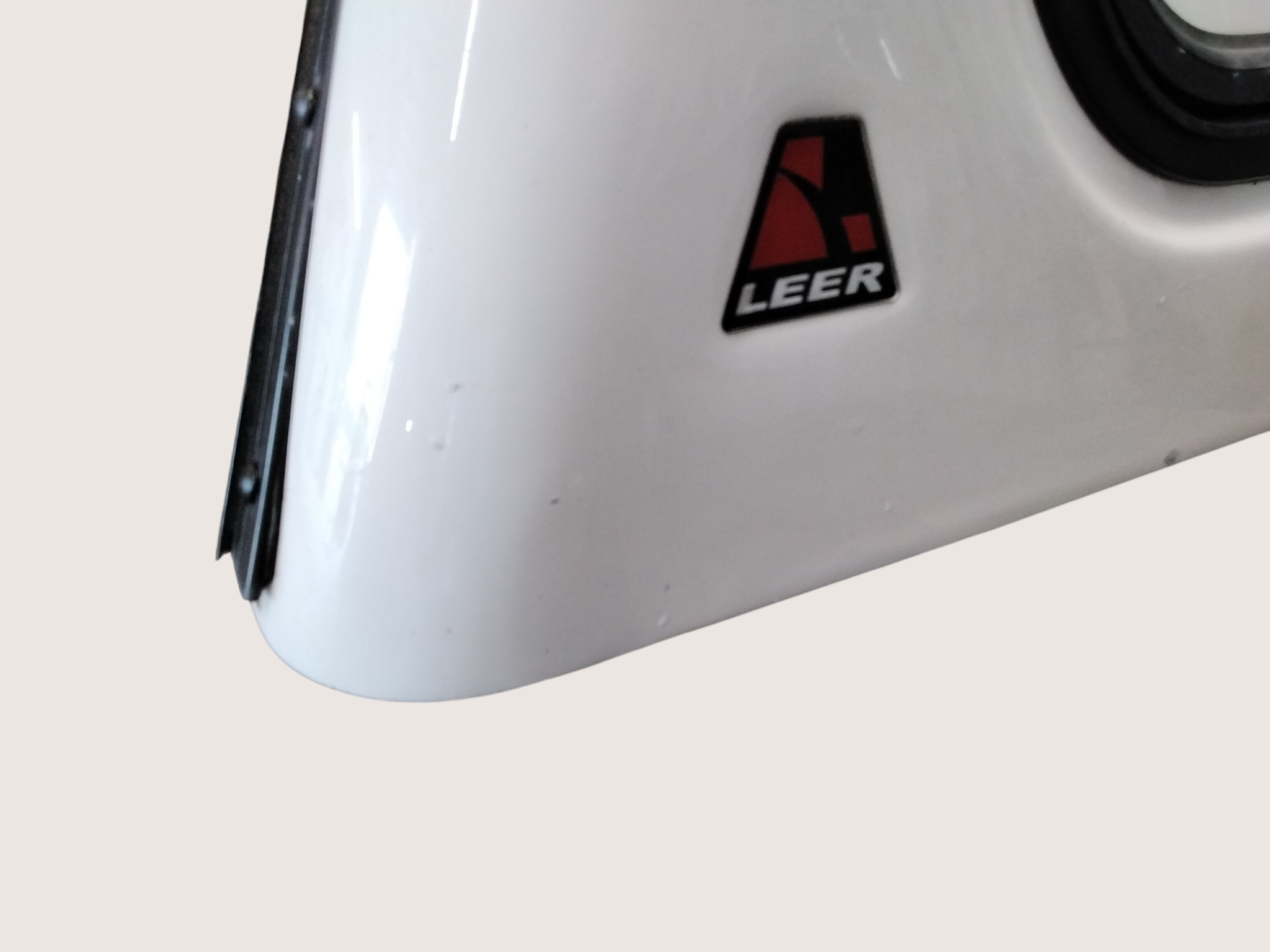 2004 - 2012 Chevrolet Colorado or GMC Canyon 5'2 50 Olympic White Leer100RCC Truck Cap 8 2004 - 2012 Chevrolet Colorado or GMC Canyon 5'2 50 Olympic White Leer100RCC Truck Cap - Image 8