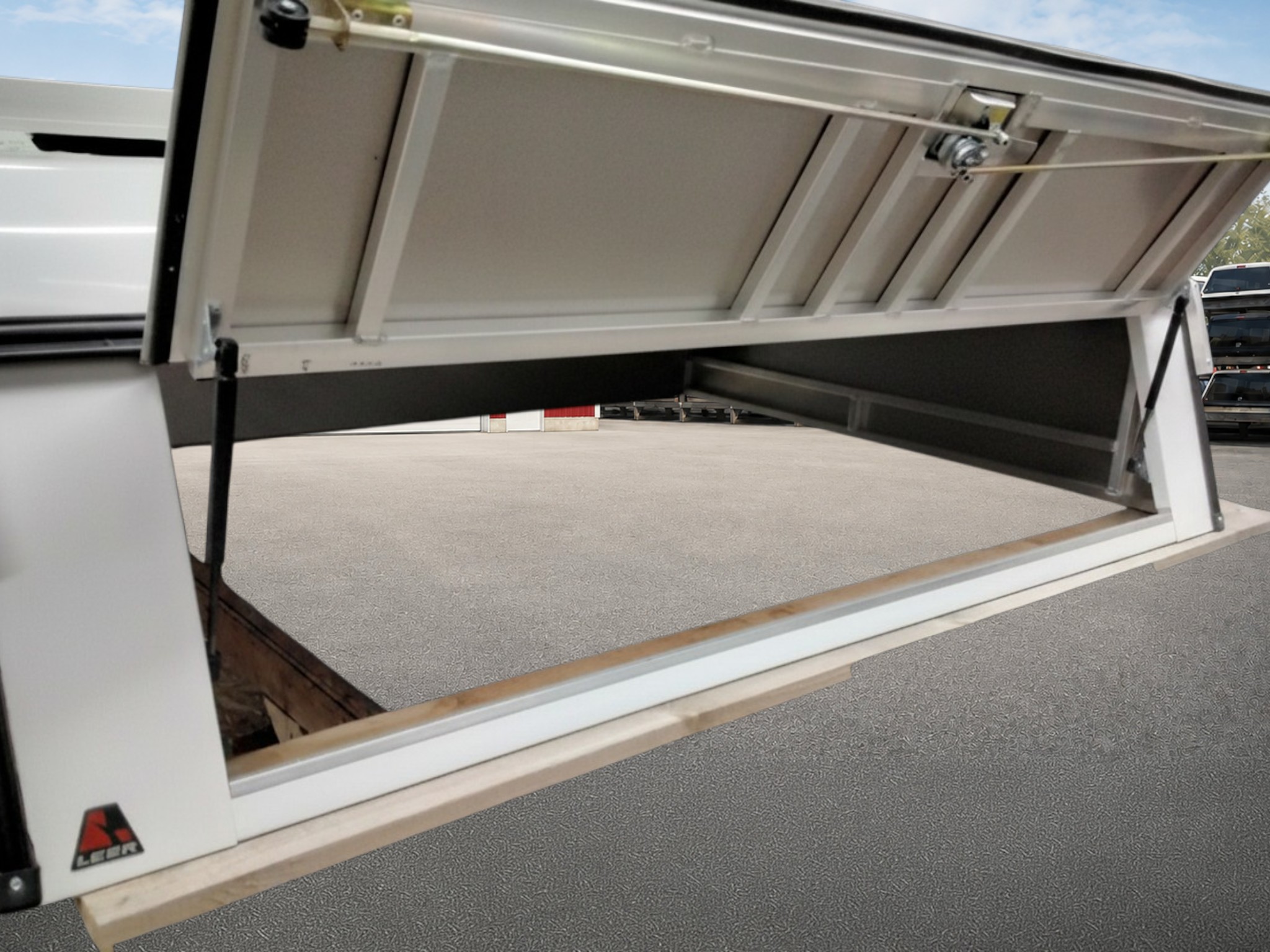 2016 - 2024 Nissan Titan 6'6 White Leer Contractor Truck Cap 6 2016 - 2024 Nissan Titan 6'6 White Leer Contractor Truck Cap - Image 6