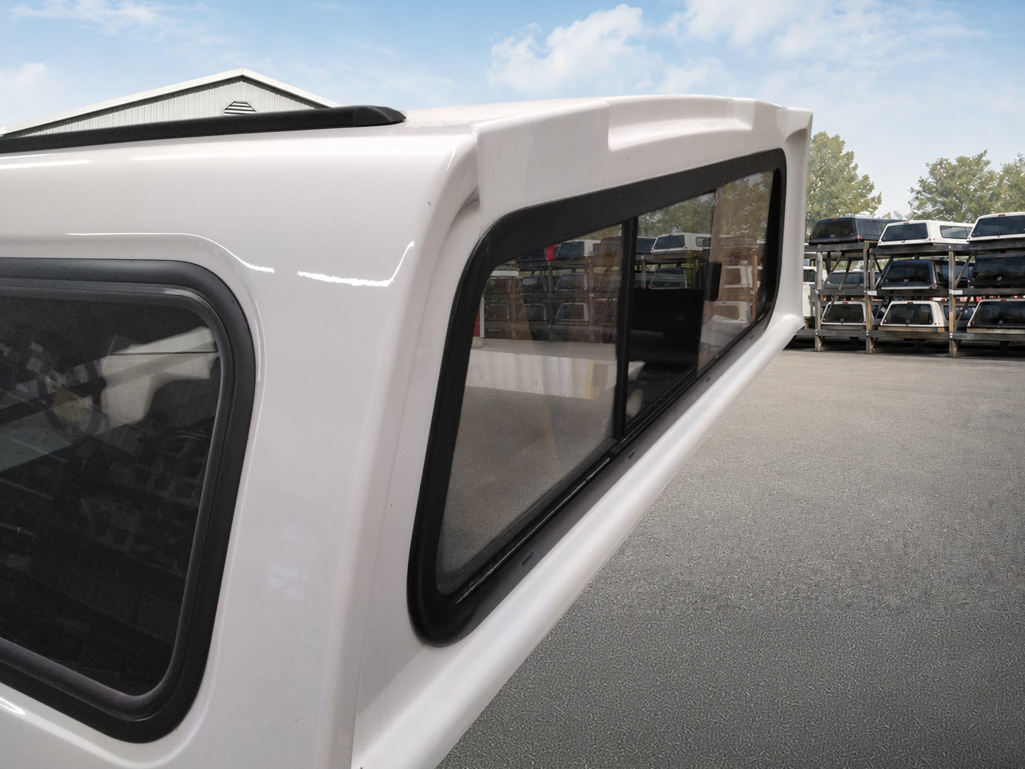 2016 - 2024 Nissan Titan 5'6 QAK White Leer100XR Truck Cap 4 2016 - 2024 Nissan Titan 5'6 QAK White Leer100XR Truck Cap - Image 4
