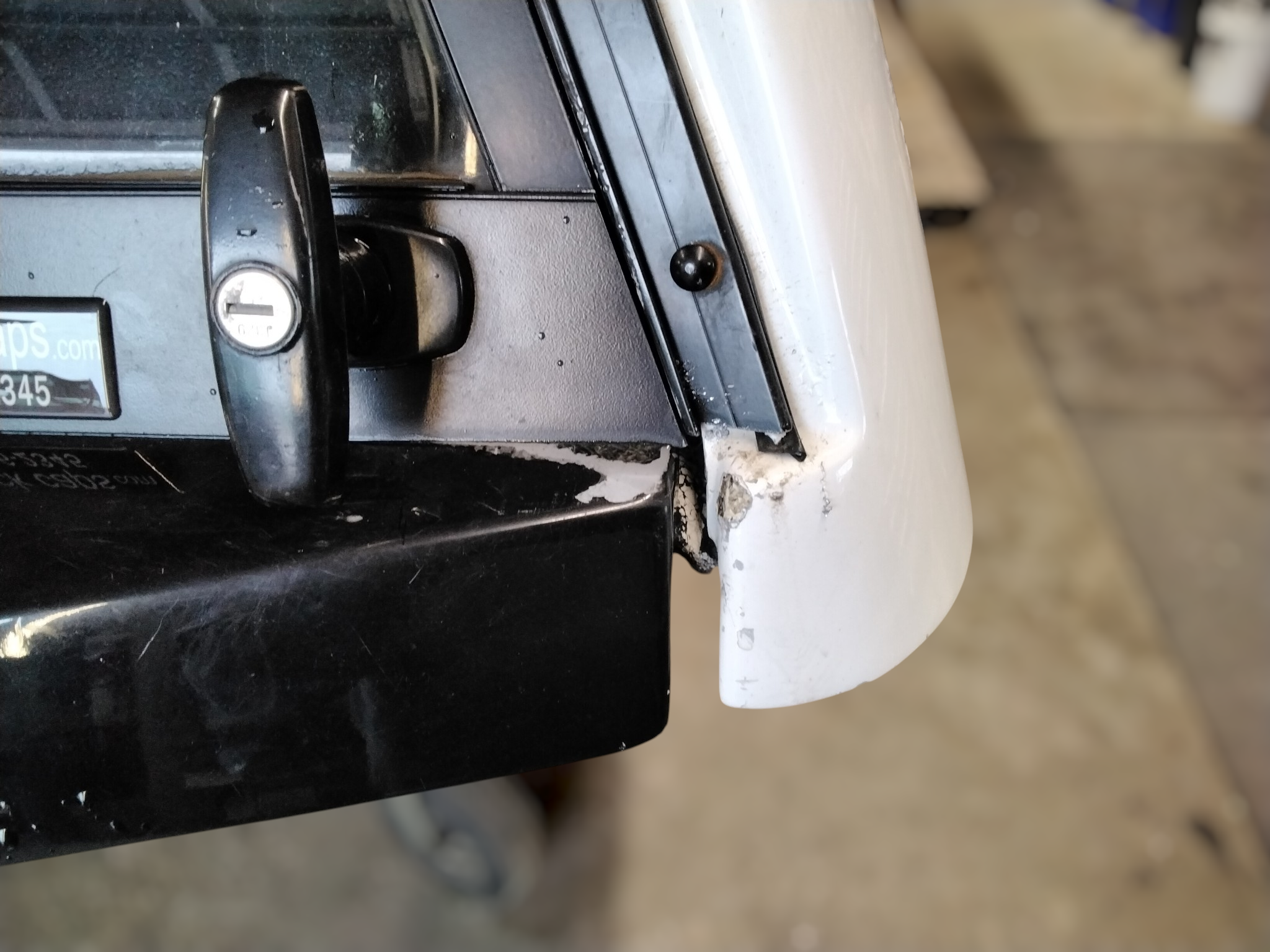2015 - 2020 Ford F150 6'6 YZ White Leer Legend Truck Cap 4 2015 - 2020 Ford F150 6'6 YZ White Leer Legend Truck Cap - Image 4