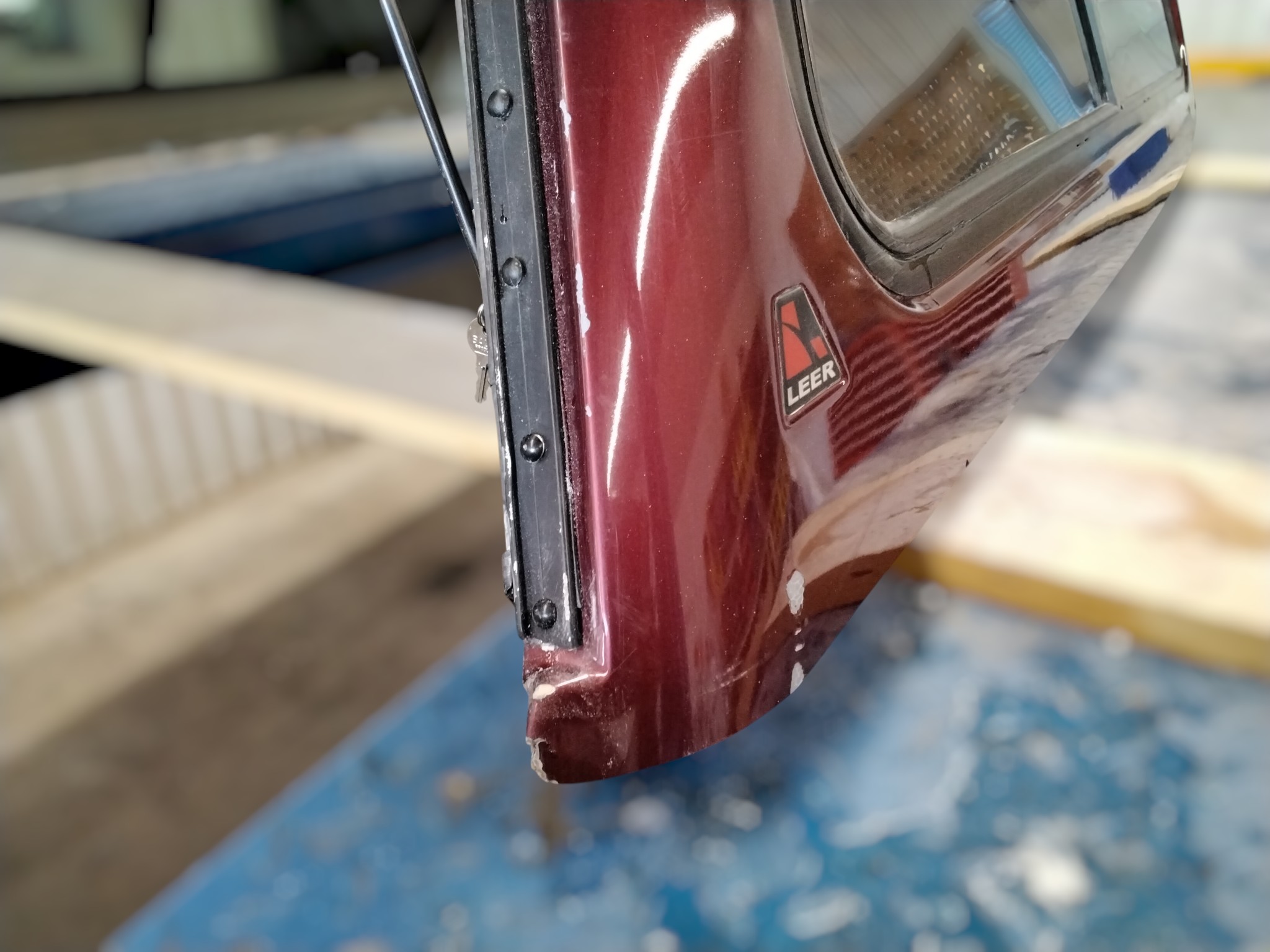Dodge Ram 6'4 Burgandy Leer100R Truck Cap 4 Dodge Ram 6'4 Burgandy Leer100R Truck Cap - Image 4