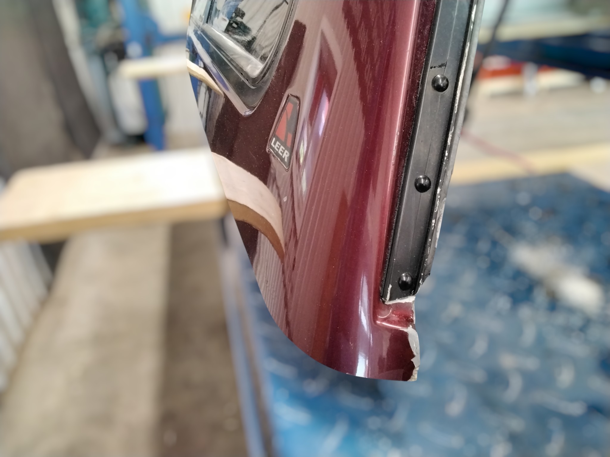 Dodge Ram 6'4 Burgandy Leer100R Truck Cap 5 Dodge Ram 6'4 Burgandy Leer100R Truck Cap - Image 5