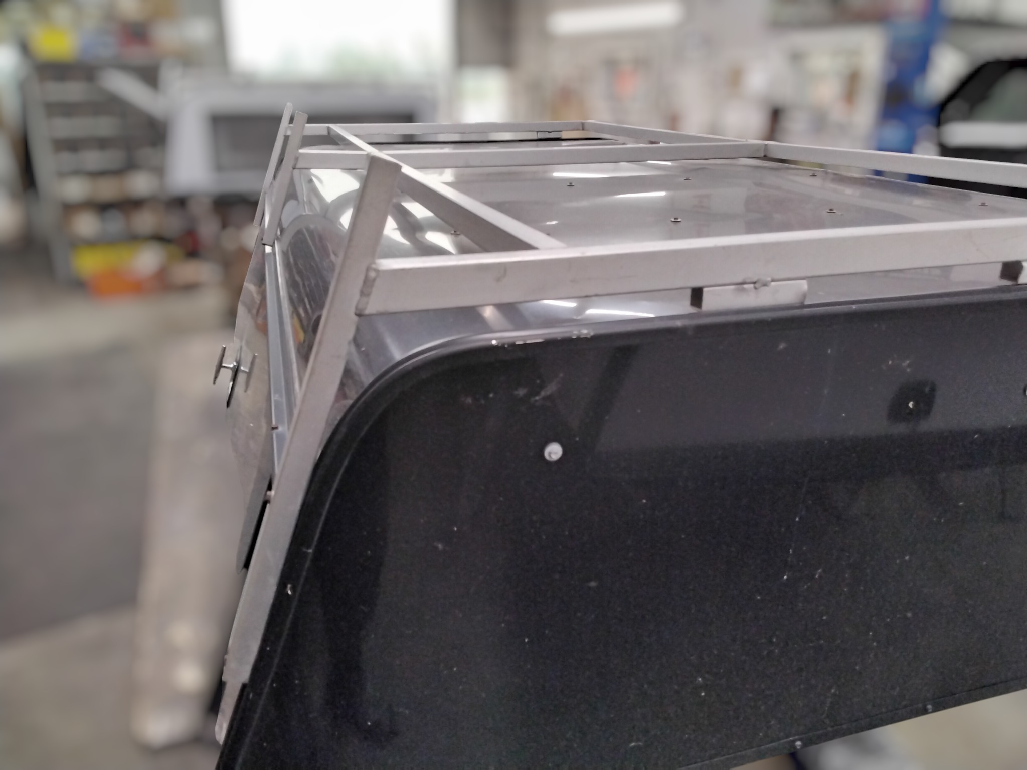 2015 - 2020 Ford F150 8' Black Leer Contractor Truck Cap 5 2015 - 2020 Ford F150 8' Black Leer Contractor Truck Cap - Image 5
