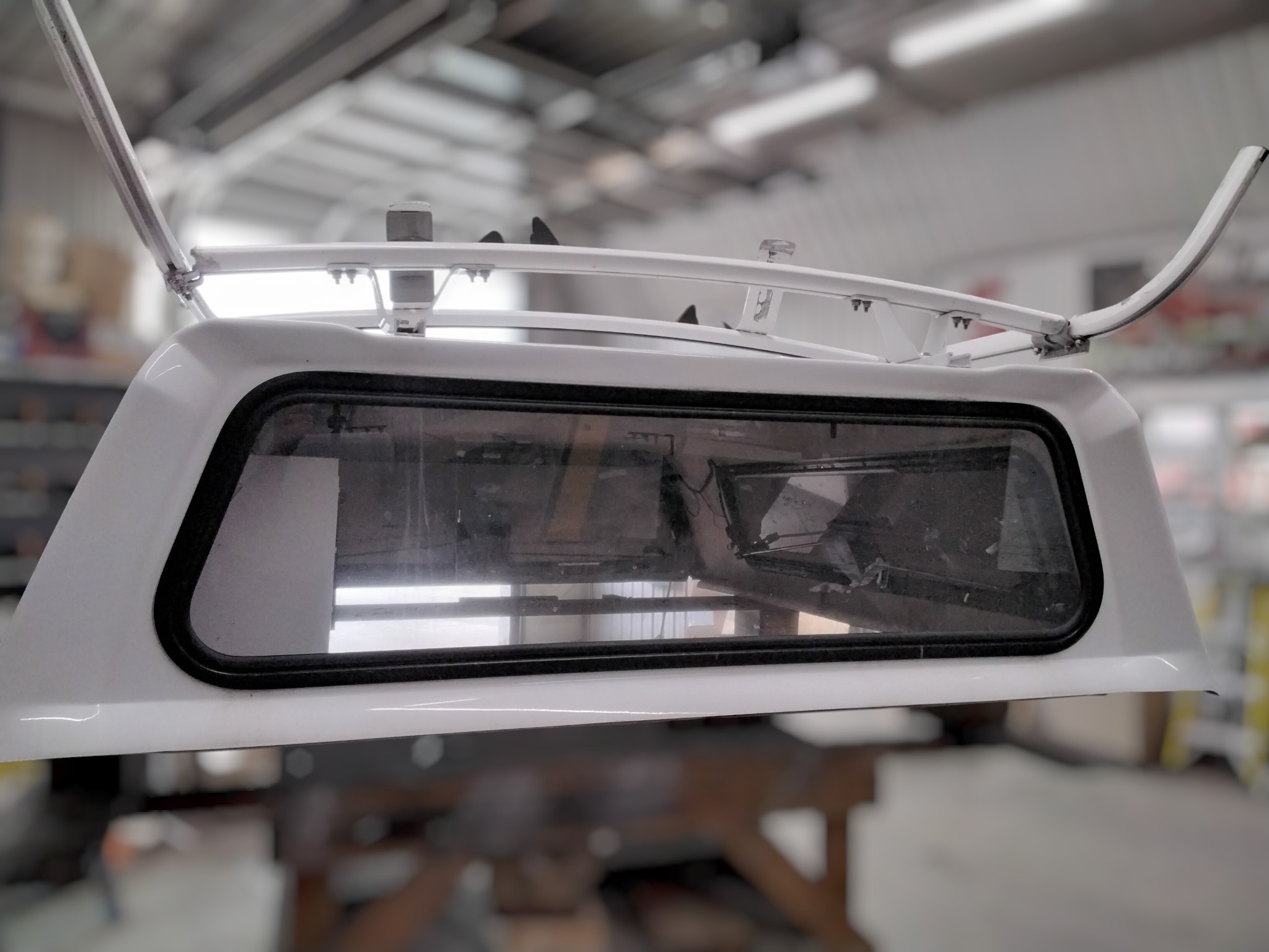 2020 - 2026 Chevrolet Silverado HD 2500/3500 6'9 GAZ Summit White Contour III ARE Truck Cap 4 2020 - 2026 Chevrolet Silverado HD 2500/3500 6'9 GAZ Summit White Contour III ARE Truck Cap - Image 4
