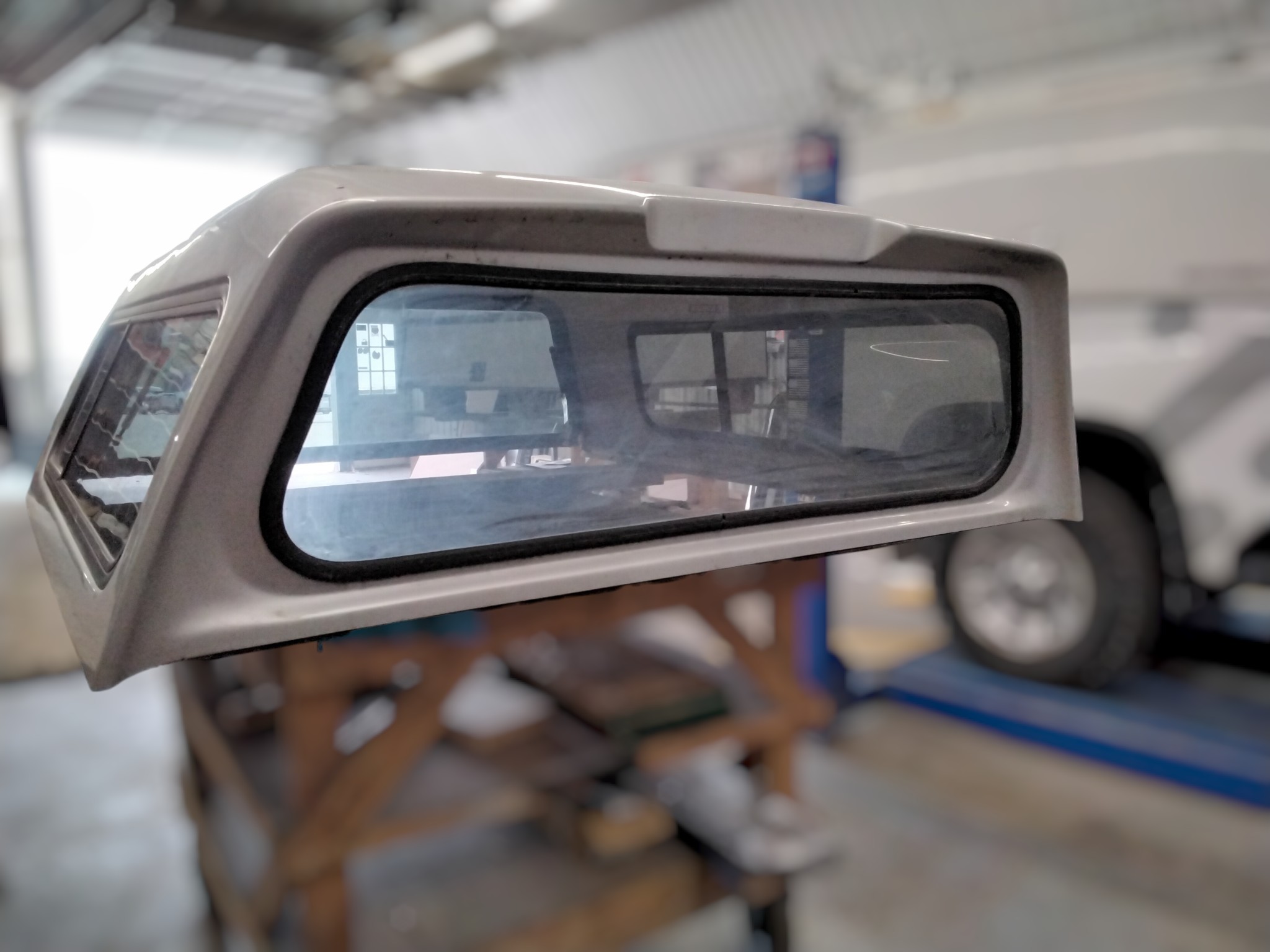 2007 - 2013 GMC Sierra 5'8 Silver Truck Cap 4 2007 - 2013 GMC Sierra 5'8 Silver Truck Cap - Image 4