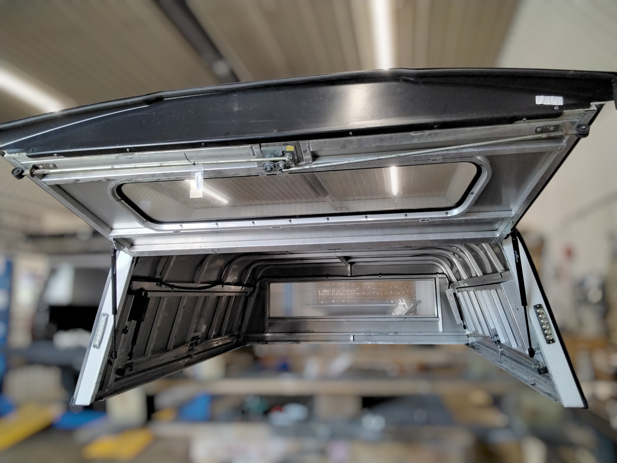 2017 - 2022 Ford Superduty 6'9 White Leer ACC Contractor Truck Cap 3 2017 - 2022 Ford Superduty 6'9 White Leer ACC Contractor Truck Cap - Image 3