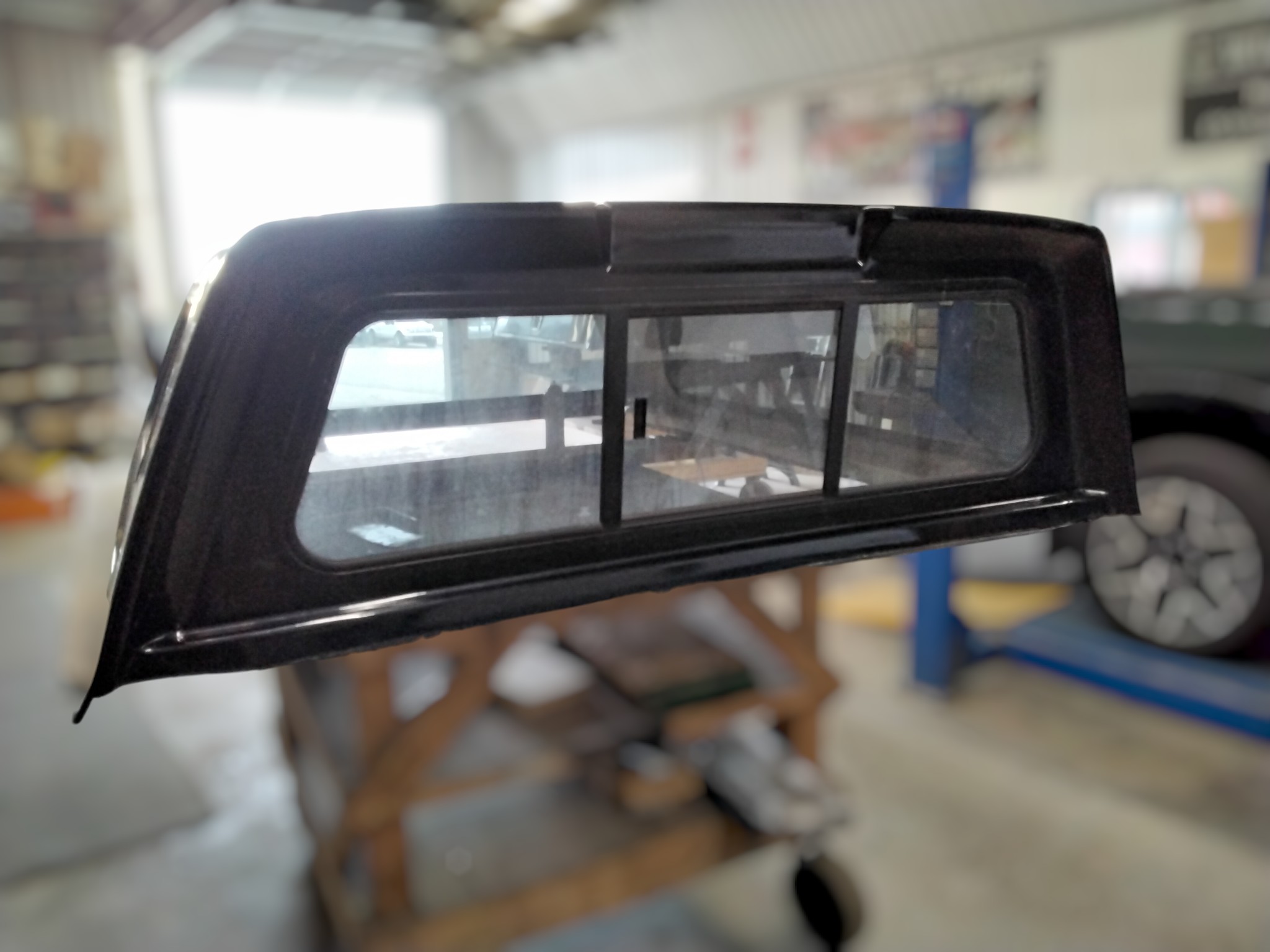 2017 - 2022 Ford Superduty 6'9 UM Agate Black Leer Legend Truck Cap 4 2017 - 2022 Ford Superduty 6'9 UM Agate Black Leer Legend Truck Cap - Image 4
