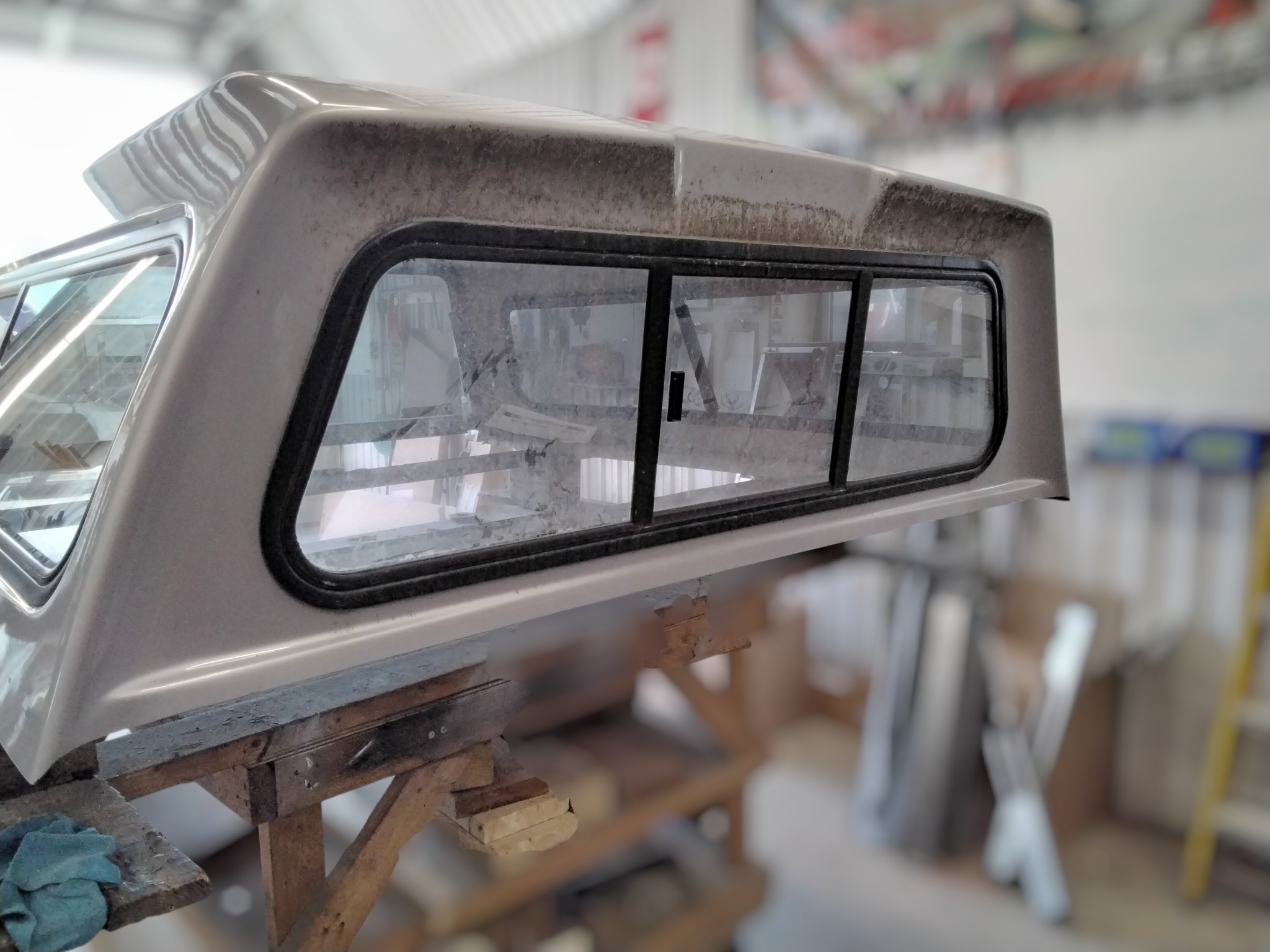 Dodge Ram 6'4 PS2 Bright Silver Raider Truck Cap 4 Dodge Ram 6'4 PS2 Bright Silver Raider Truck Cap - Image 4