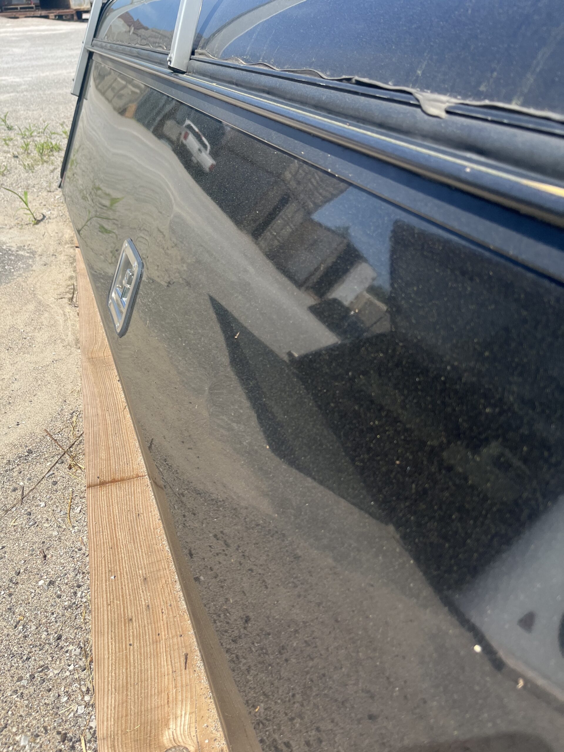 2020-2026 GMC Sierra HD/Chevrolet Silverado HD 8' Black Leer DCC Contractor Truck Cap 5 2020-2026 GMC Sierra HD/Chevrolet Silverado HD 8' Black Leer DCC Contractor Truck Cap - Image 5