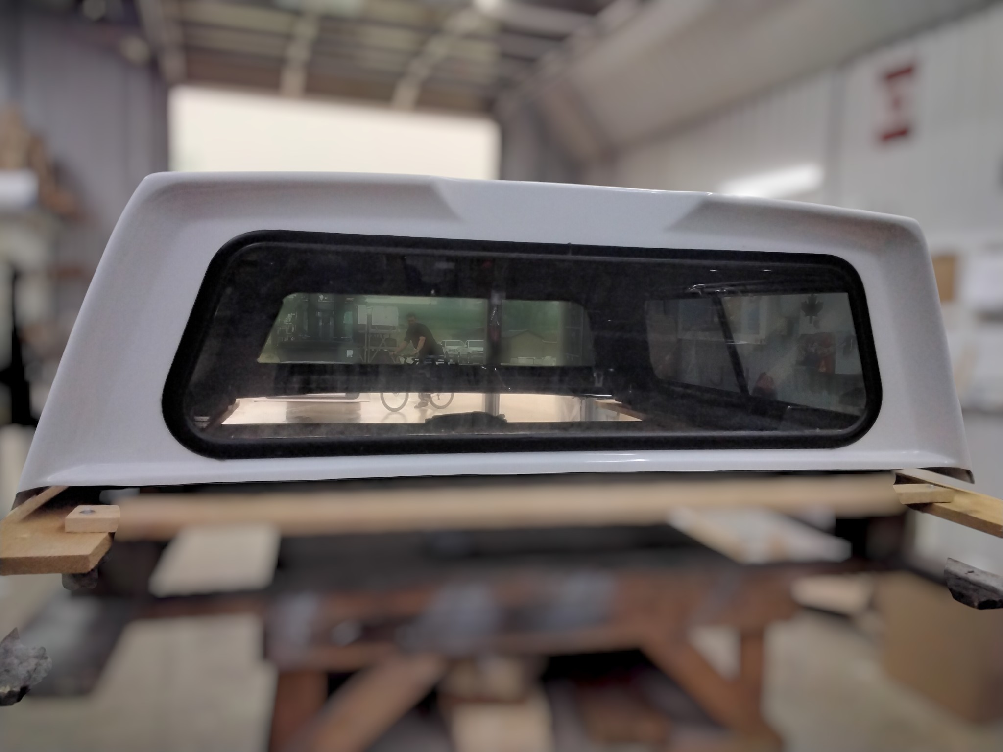 2015 - 2020 Ford F150 5'6 YZ White Leer100XR Truck Cap 4 2015 - 2020 Ford F150 5'6 YZ White Leer100XR Truck Cap - Image 4