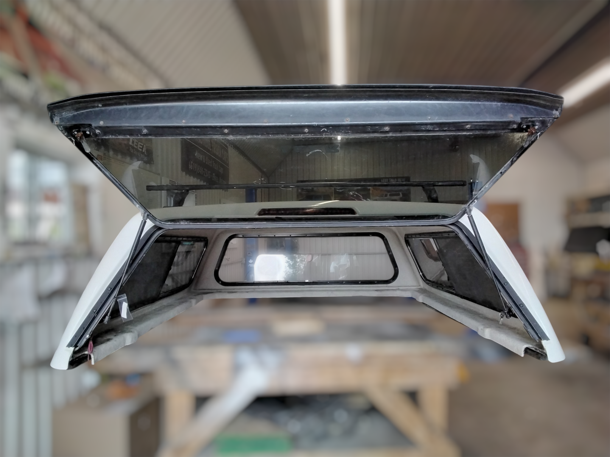 2020 - 2026 Chevrolet Silverado HD 2500/3500 White 6'9 Leer Legend Truck Cap 3 2020 - 2026 Chevrolet Silverado HD 2500/3500 White 6'9 Leer Legend Truck Cap - Image 3