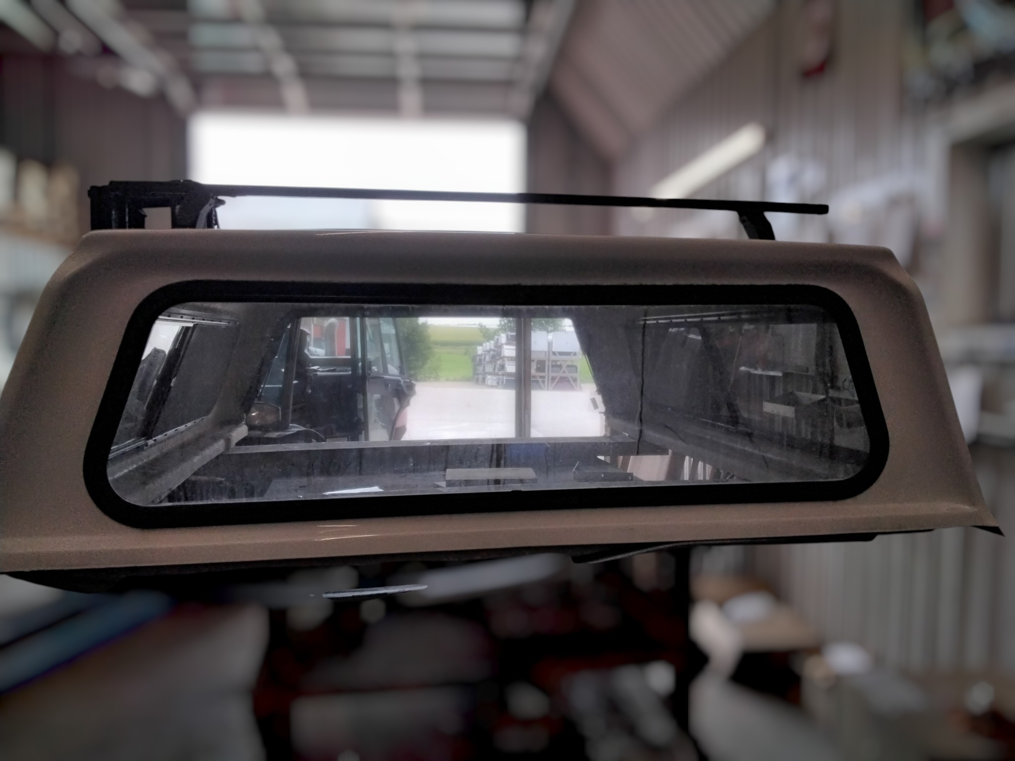 2020 - 2026 Chevrolet Silverado HD 2500/3500 White 6'9 Leer Legend Truck Cap 4 2020 - 2026 Chevrolet Silverado HD 2500/3500 White 6'9 Leer Legend Truck Cap - Image 4
