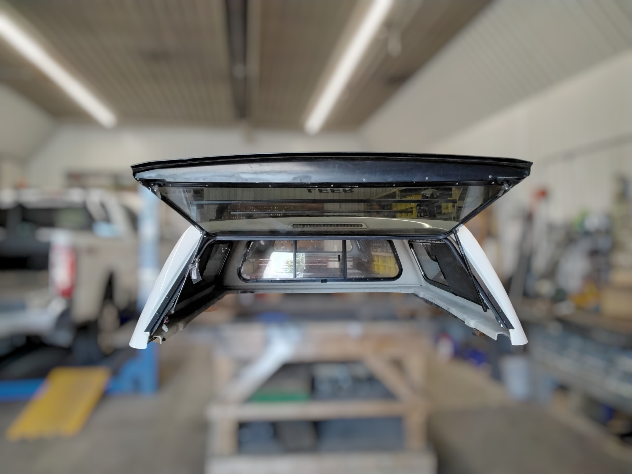 2020 - 2027 Chevrolet Silverado HD 2500/3500 6'9 White Leer Legend Truck Cap 3 2020 - 2027 Chevrolet Silverado HD 2500/3500 6'9 White Leer Legend Truck Cap - Image 3