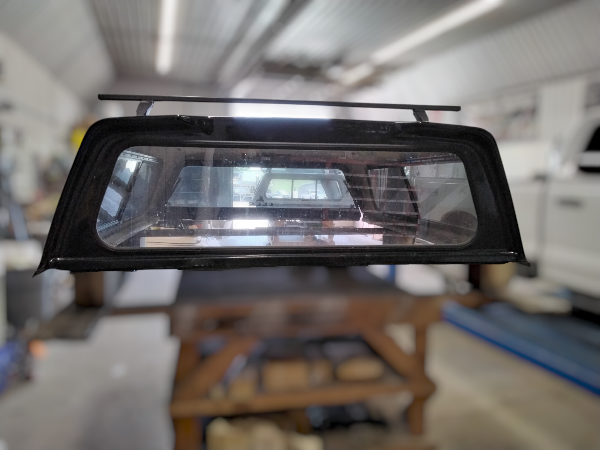 2022 - 2026 Toyota Tundra 6'6 Black Leer100R Truck Cap 4 2022 - 2026 Toyota Tundra 6'6 Black Leer100R Truck Cap - Image 4