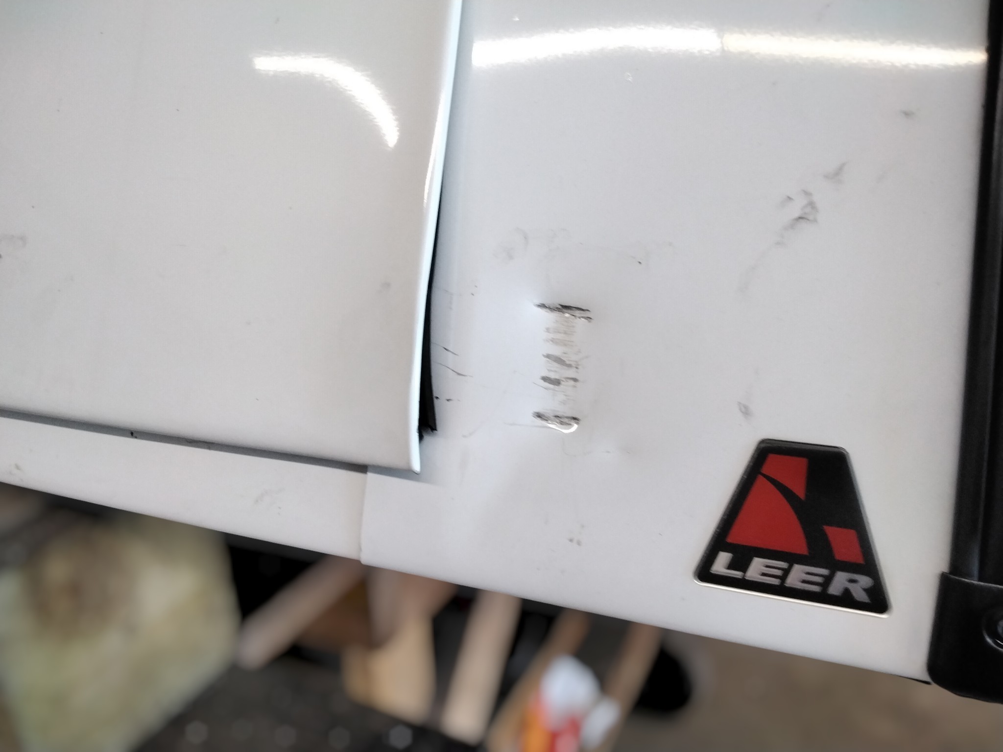 GMC Sierra or Chevrolet Silverado HD 2500/3500 6'9 White Leer Contractor Truck Cap 10 GMC Sierra or Chevrolet Silverado HD 2500/3500 6'9 White Leer Contractor Truck Cap - Image 10