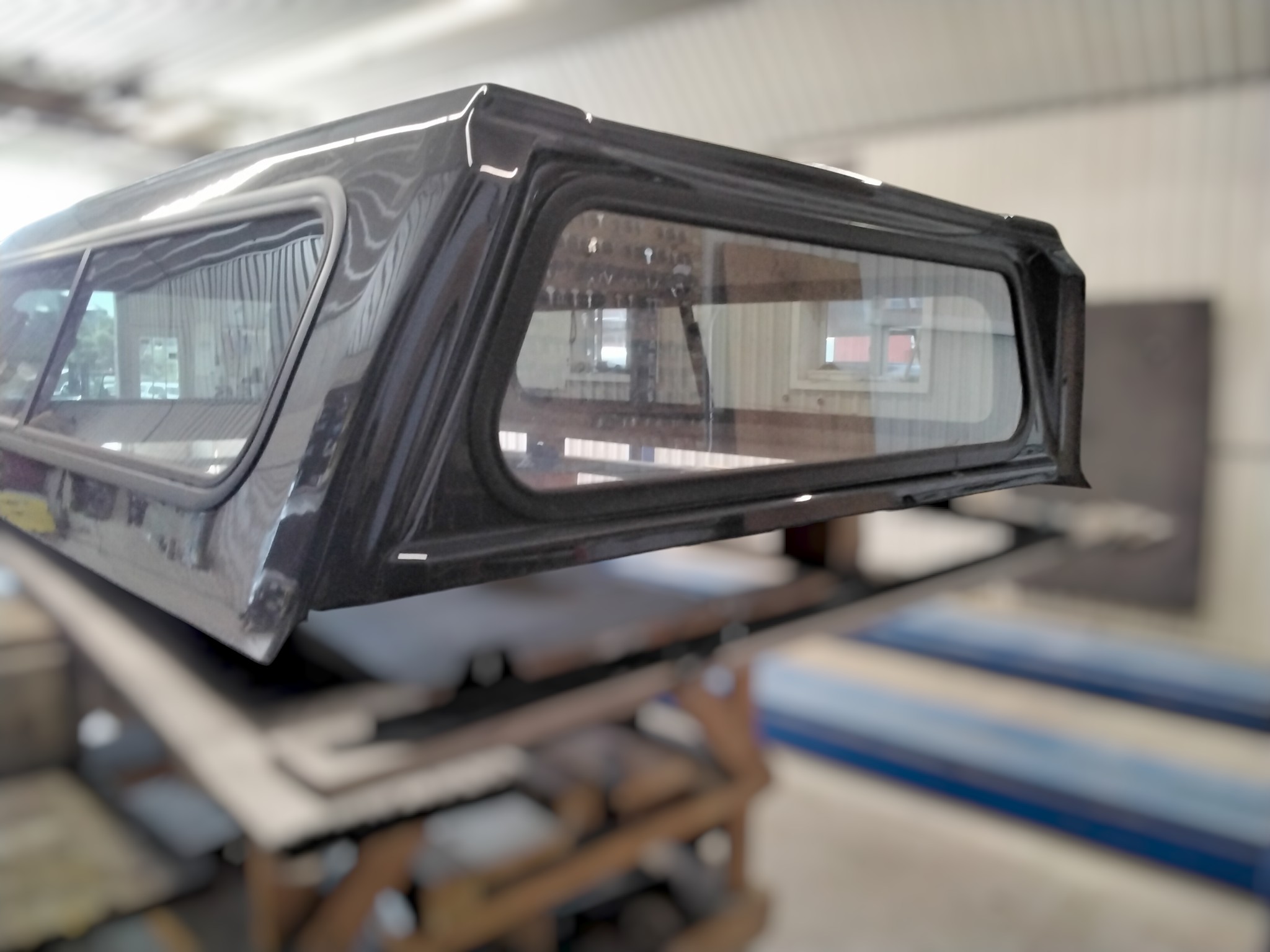 2024 - 2026 Toyota Tacoma 6'2 Underground Grey Leer100S Truck Cap 4 2024 - 2026 Toyota Tacoma 6'2 Underground Grey Leer100S Truck Cap - Image 4