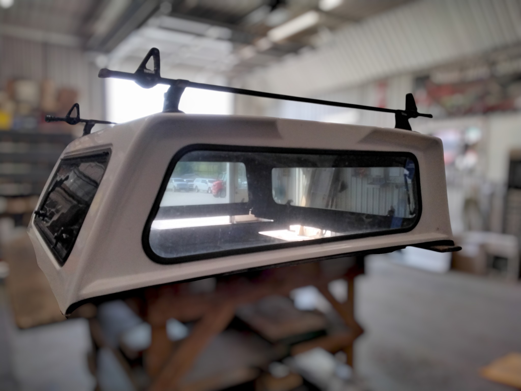 2015 - 2020 Ford F150 5'6 YZ White Leer100R Truck Cap 4 2015 - 2020 Ford F150 5'6 YZ White Leer100R Truck Cap - Image 4