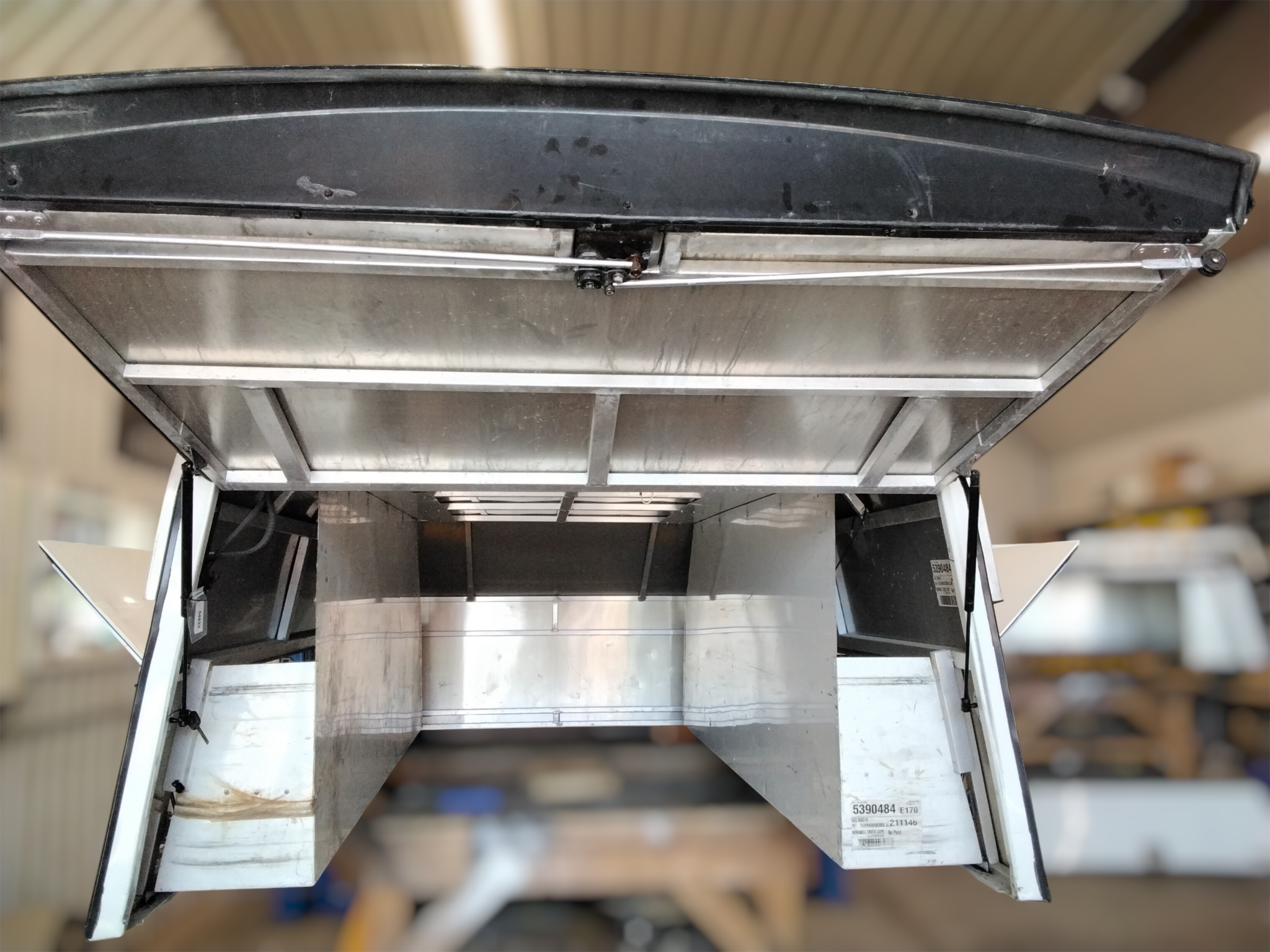 GMC Sierra or Chevrolet Silverado 1500 8' White Leer High rise Contractor Truck Cap 3 GMC Sierra or Chevrolet Silverado 1500 8' White Leer High rise Contractor Truck Cap - Image 3