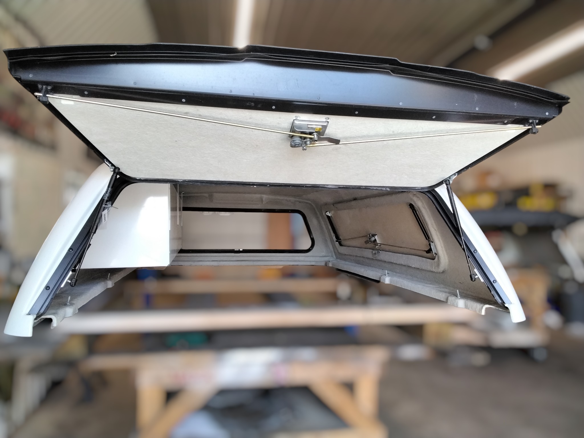 2023 - 2026 Ford Superduty 8' White Leer100SCC Truck Cap 3 2023 - 2026 Ford Superduty 8' White Leer100SCC Truck Cap - Image 3