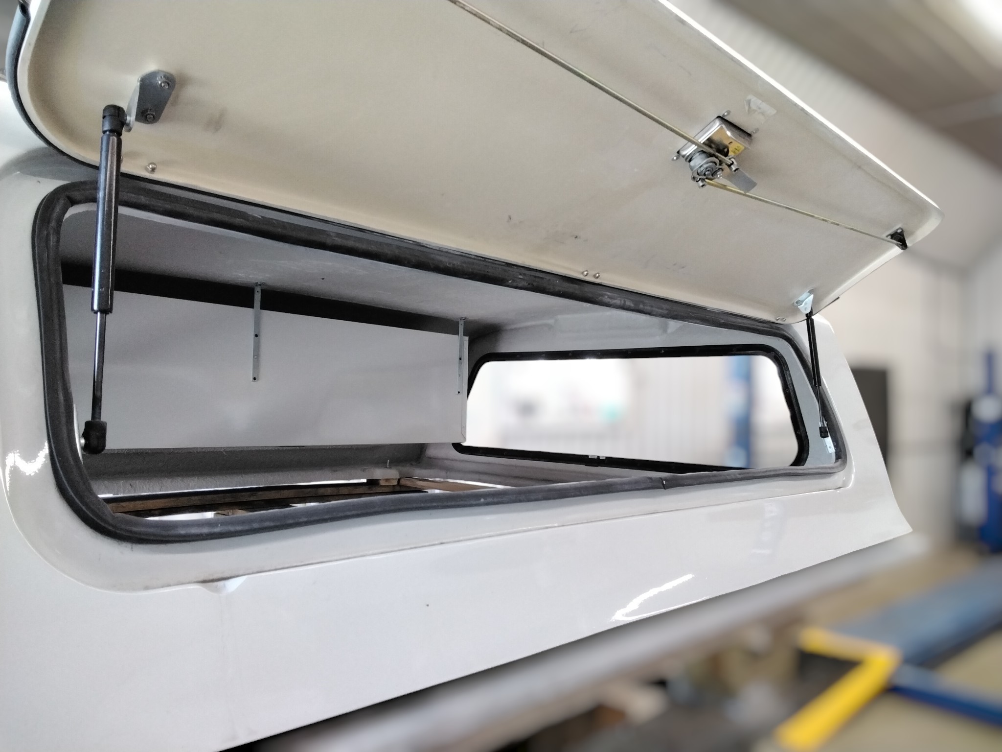 2023 - 2026 Ford Superduty 8' White Leer100SCC Truck Cap 5 2023 - 2026 Ford Superduty 8' White Leer100SCC Truck Cap - Image 5