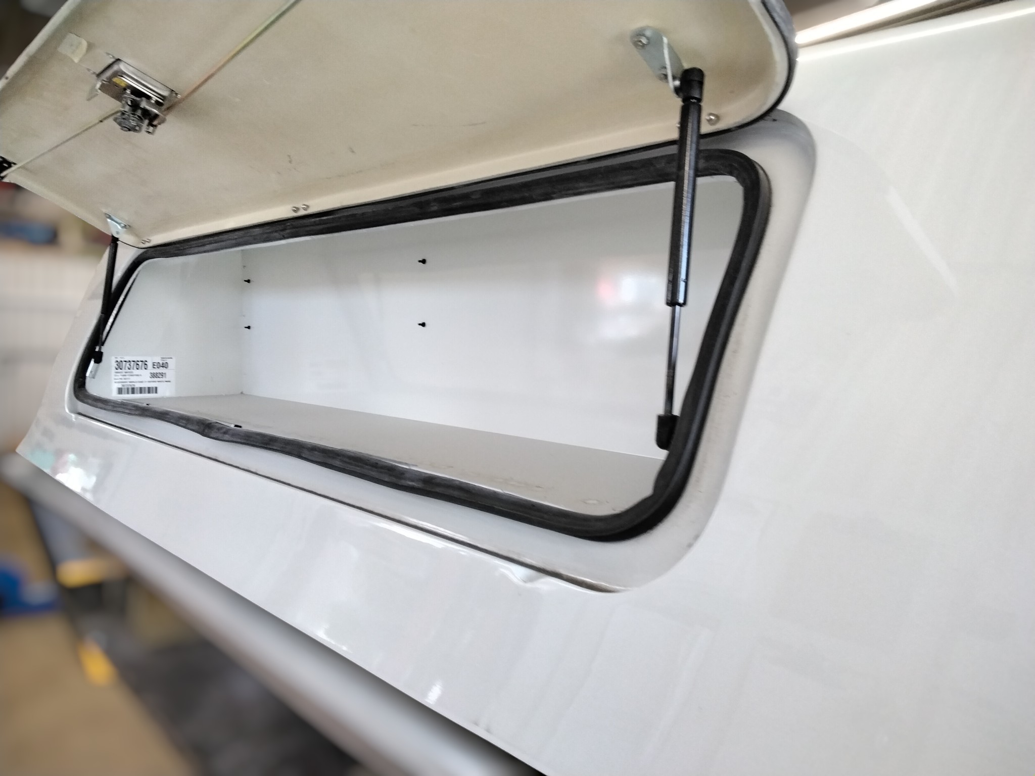 2023 - 2026 Ford Superduty 8' White Leer100SCC Truck Cap 6 2023 - 2026 Ford Superduty 8' White Leer100SCC Truck Cap - Image 6