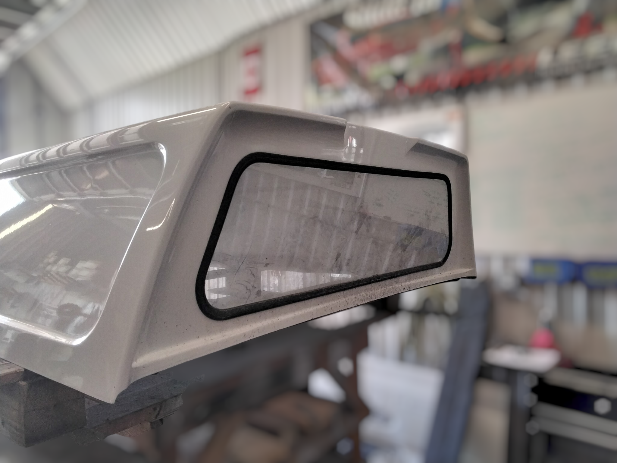 Dodge Ram 6'4 PW7 Bright White Leer100XR Truck Cap 4 Dodge Ram 6'4 PW7 Bright White Leer100XR Truck Cap - Image 4