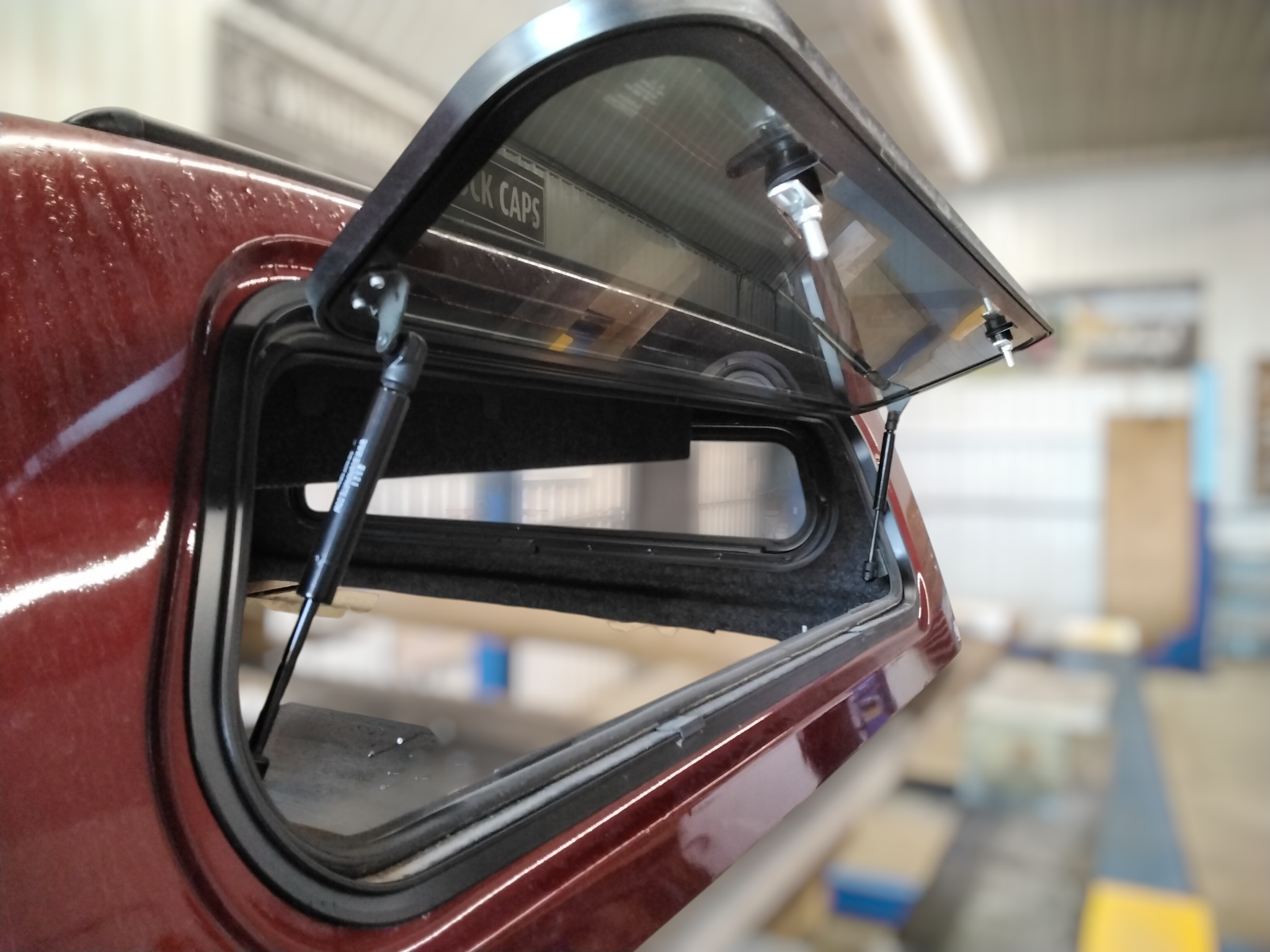 2023 - 2026 GMC Canyon 5'2 GNT Radiant Red Leer100R Truck Cap 5 2023 - 2026 GMC Canyon 5'2 GNT Radiant Red Leer100R Truck Cap - Image 5