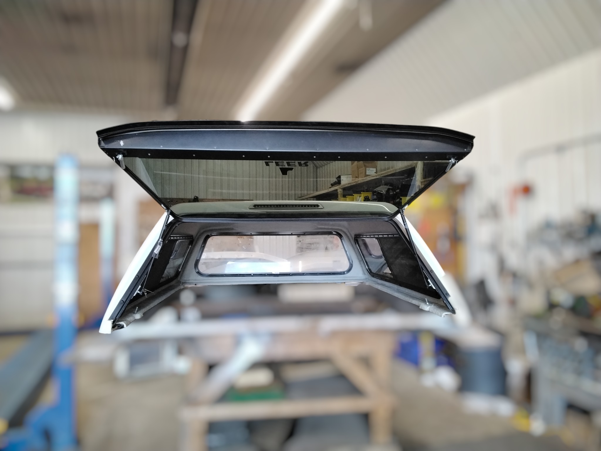 2022 - 2026 040 SUPER WHITE Toyota Tundra 6'6 White Leer 180Truck Cap 3 2022 - 2026 040 SUPER WHITE Toyota Tundra 6'6 White Leer 180Truck Cap - Image 3