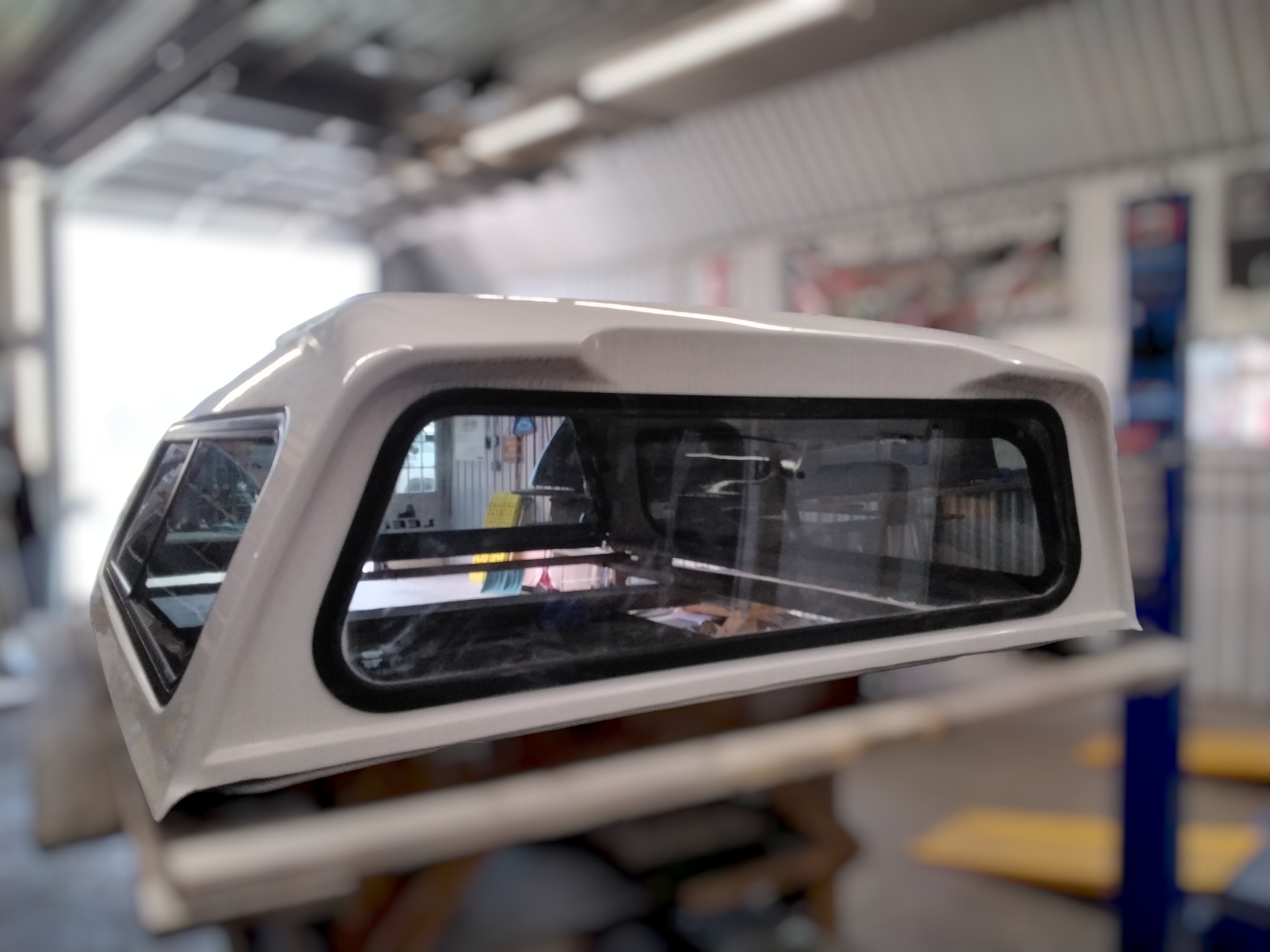 2022 - 2026 040 SUPER WHITE Toyota Tundra 6'6 White Leer 180Truck Cap 4 2022 - 2026 040 SUPER WHITE Toyota Tundra 6'6 White Leer 180Truck Cap - Image 4