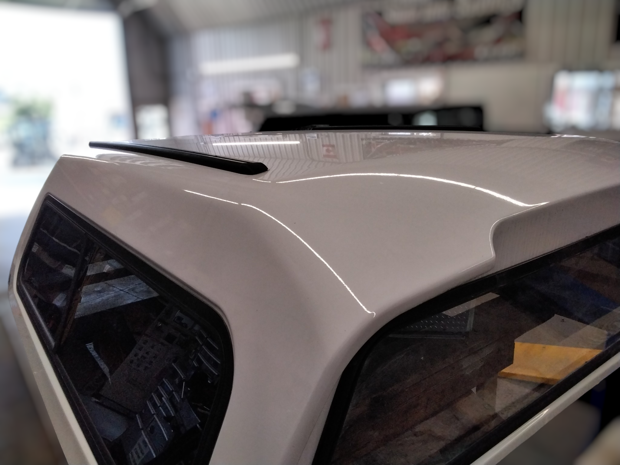2022 - 2026 040 SUPER WHITE Toyota Tundra 6'6 White Leer 180Truck Cap 5 2022 - 2026 040 SUPER WHITE Toyota Tundra 6'6 White Leer 180Truck Cap - Image 5