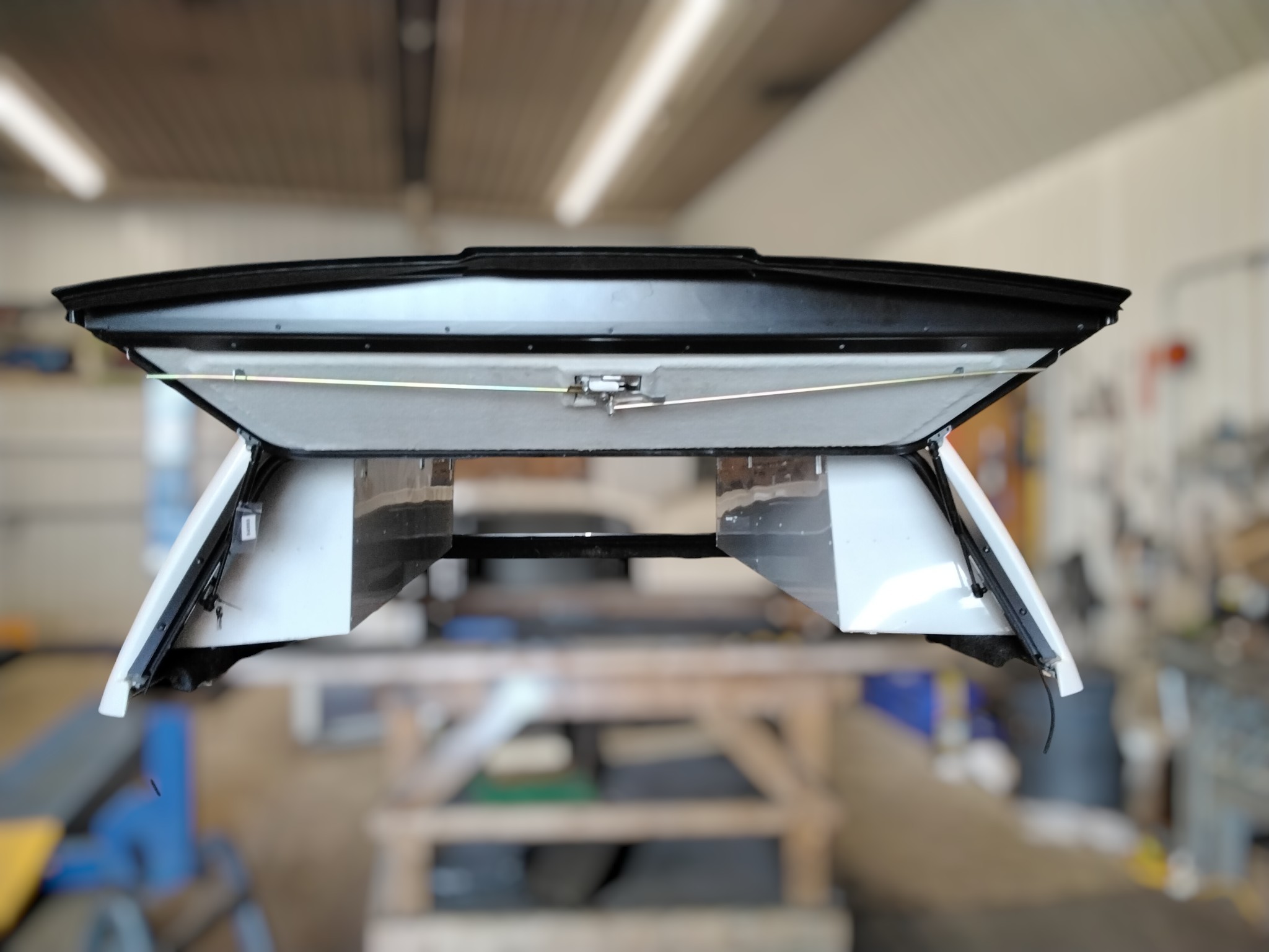 2021 - 2026 Ford F150 8' White Leer100S Truck Cap 3 2021 - 2026 Ford F150 8' White Leer100S Truck Cap - Image 3