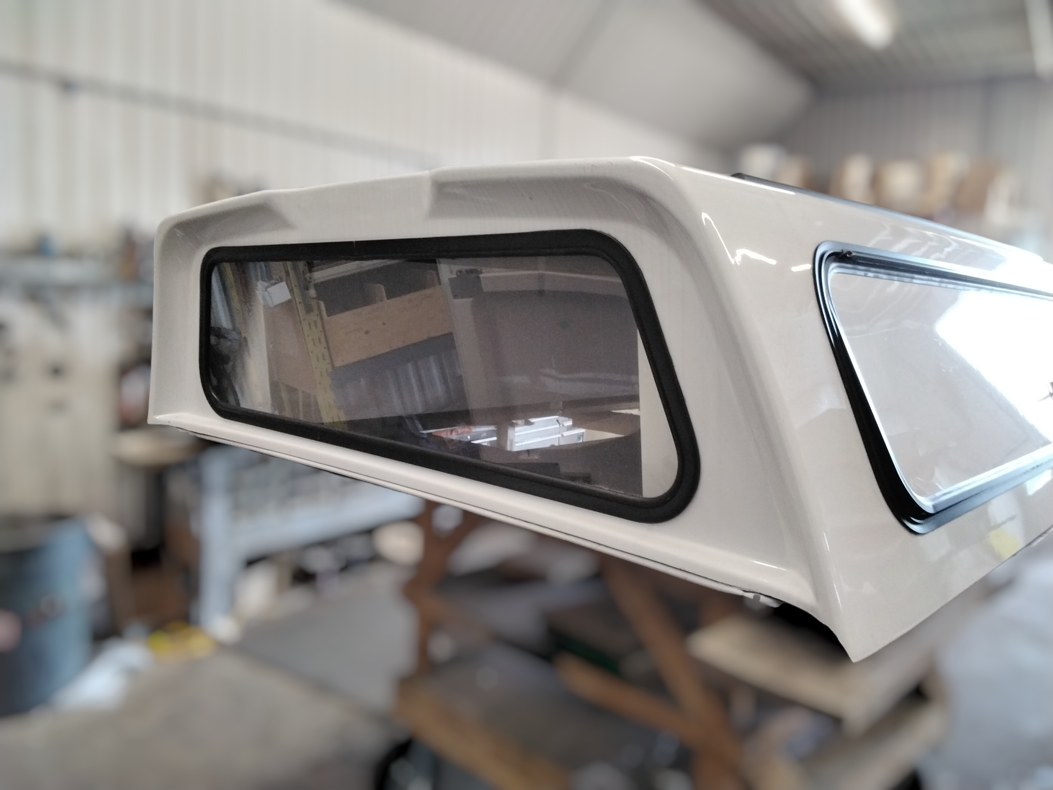 2021 - 2026 Ford F150 8' White Leer100S Truck Cap 4 2021 - 2026 Ford F150 8' White Leer100S Truck Cap - Image 4